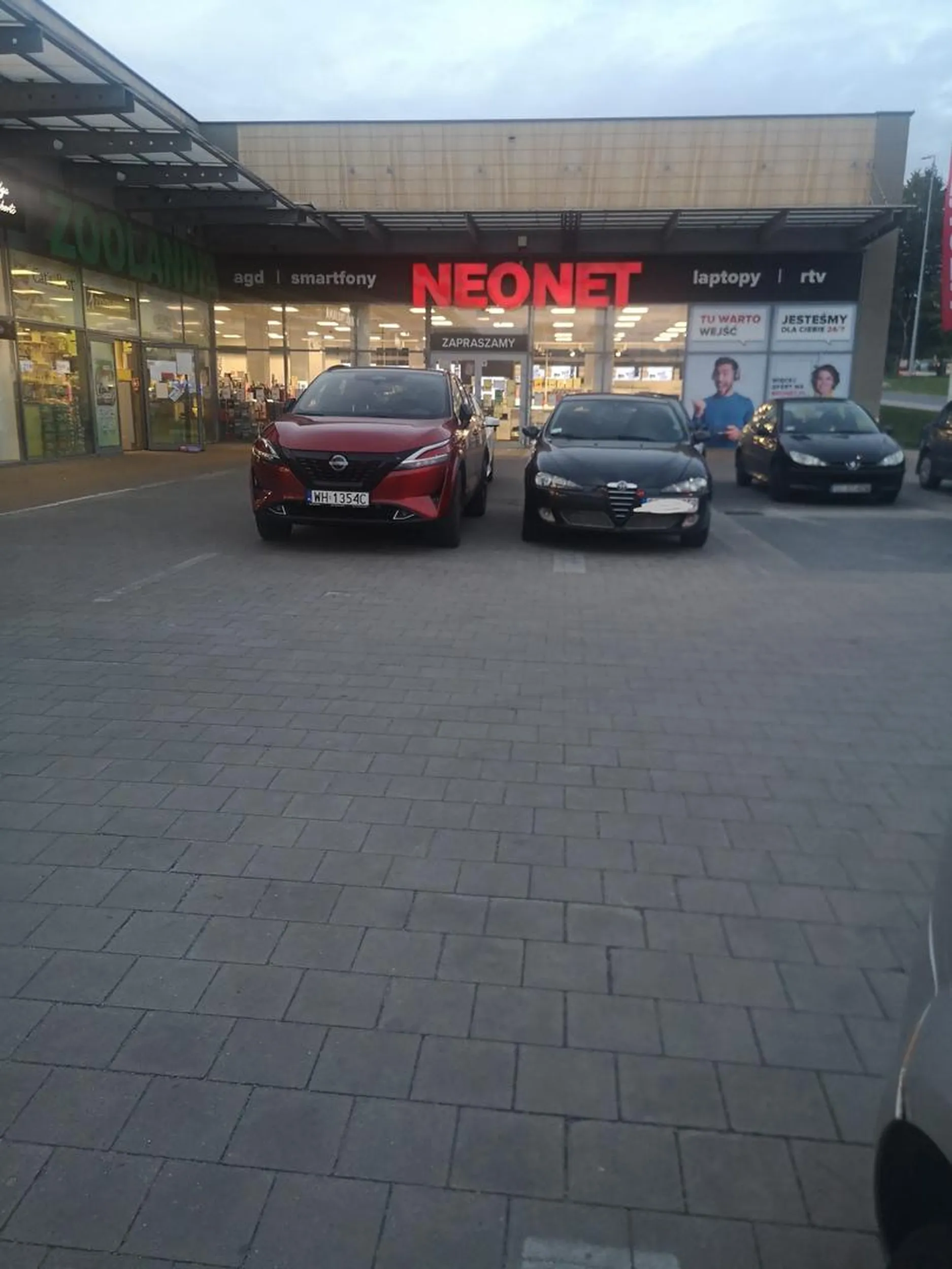 Bardzo ładne parkowanie na pasie ruchu! ?