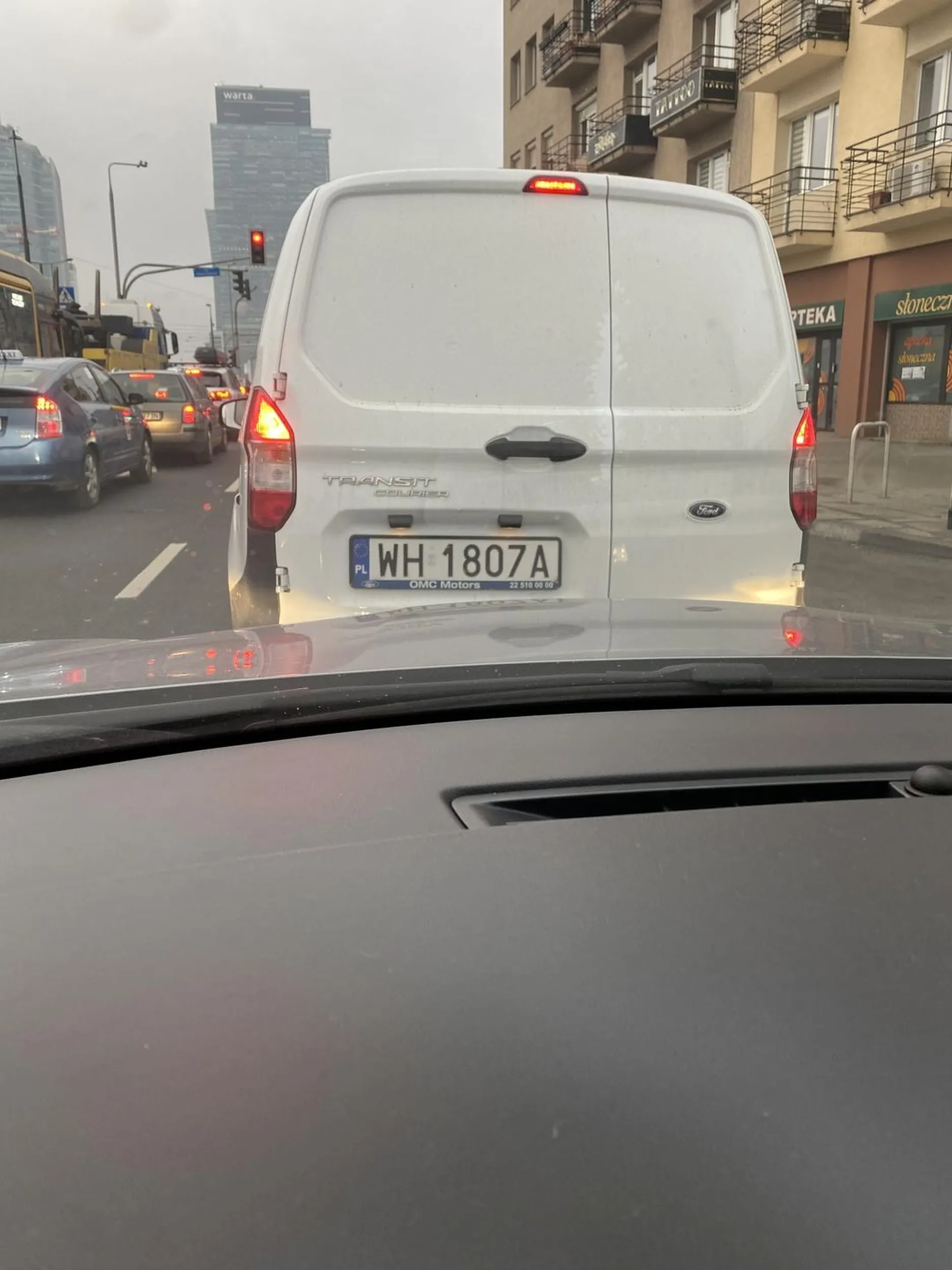 Naucz się kultury buraku. To, że masz gdziekolwiek pierwszeństwo nie znaczy, że musisz celowo przyspieszać i stwarzać zagrożenie. Korona Ci z głowy nie spadnie jak raz kogoś gdzieś wpuścisz. Zwłaszcza, że praktycznie stoisz i niczego to nie zmieni, a ktoś chciałby znaleźć się na pasie do skrętu. A wymachiwać łapskami możesz przed kolegami.