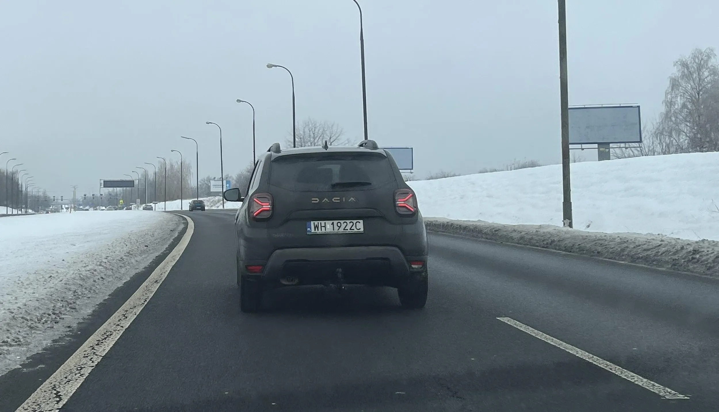 Drogowy bandyta i wyjątkowy cham - zajeżdża drogę zmieniając pasy bez kierunkowskazów, blokuje lewy pas, zachowuje się agresywnie. Takich idiotów powinno się eliminować.