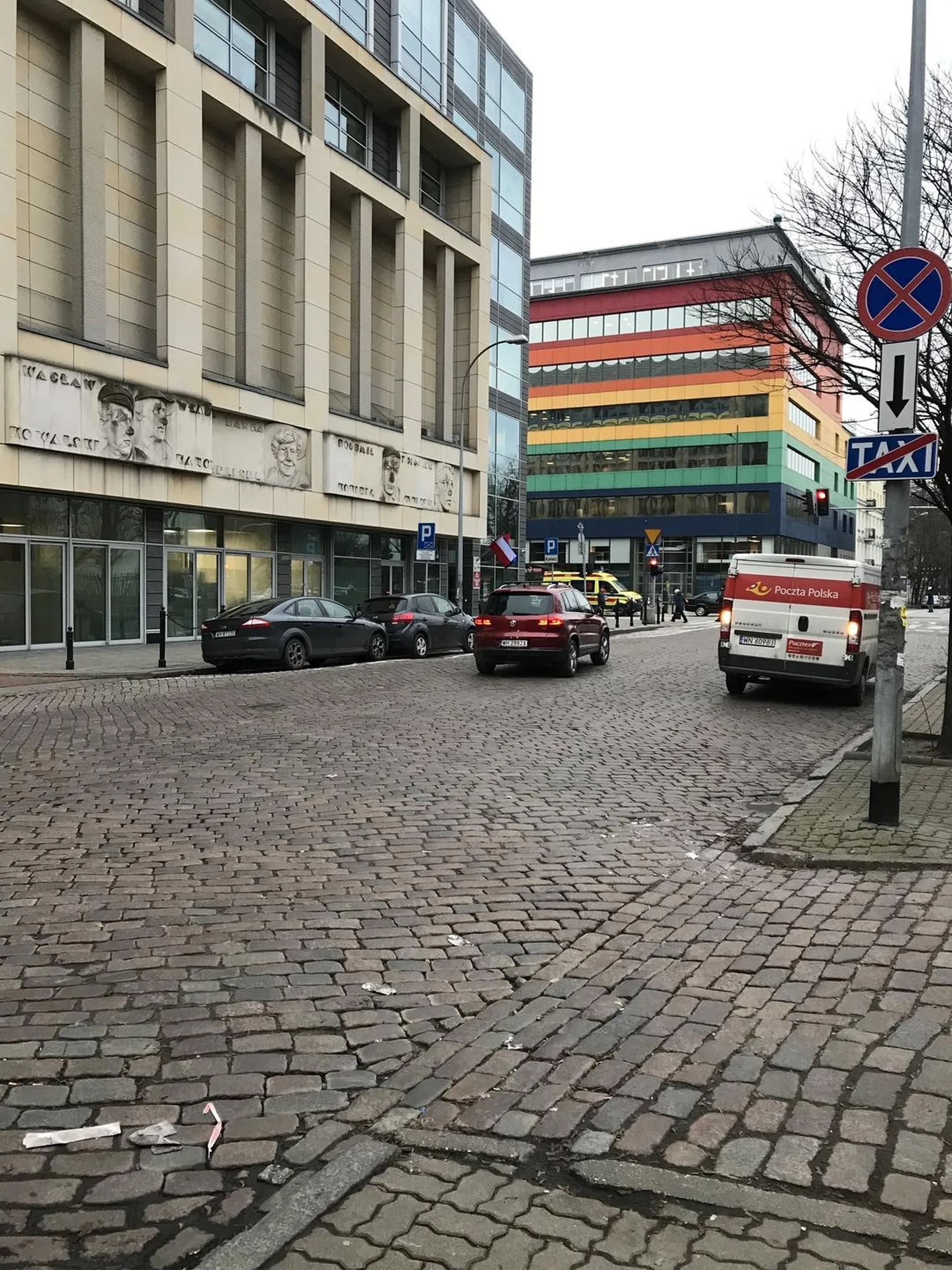 Stary burak, który nie zna przepisów i prawie mnie przejechał przy wchodzeniu na chodnik, po czym wyskoczył z łapami z samochodu. Gdybym nie wyciągnęła telefonu to pewnie by mnie pobił. Stary chłop a zero kultury jeszcze wyjeżdżał ze szkoły wiec pewnie nauczyciel.