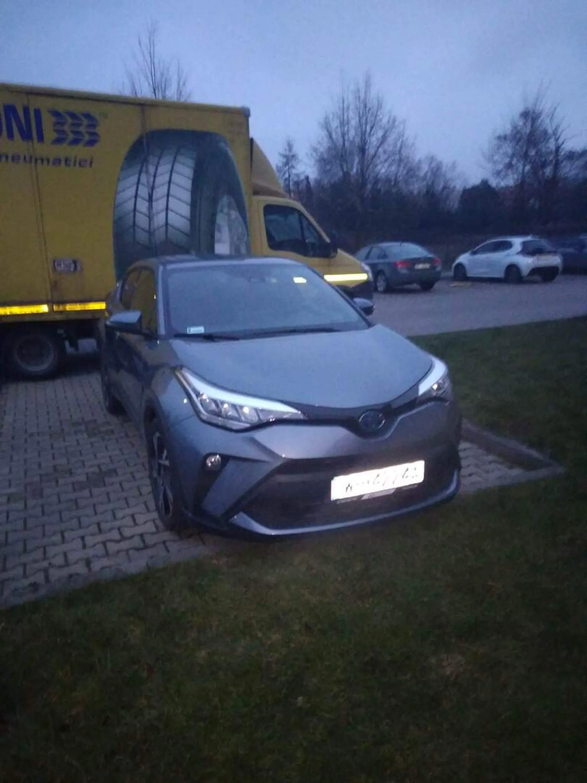 Naucz się zasad obowiązujących w społeczeństwie na prywatnych osiedlach miejsca są prywatne !!!! Bezmózgi tępaku!!