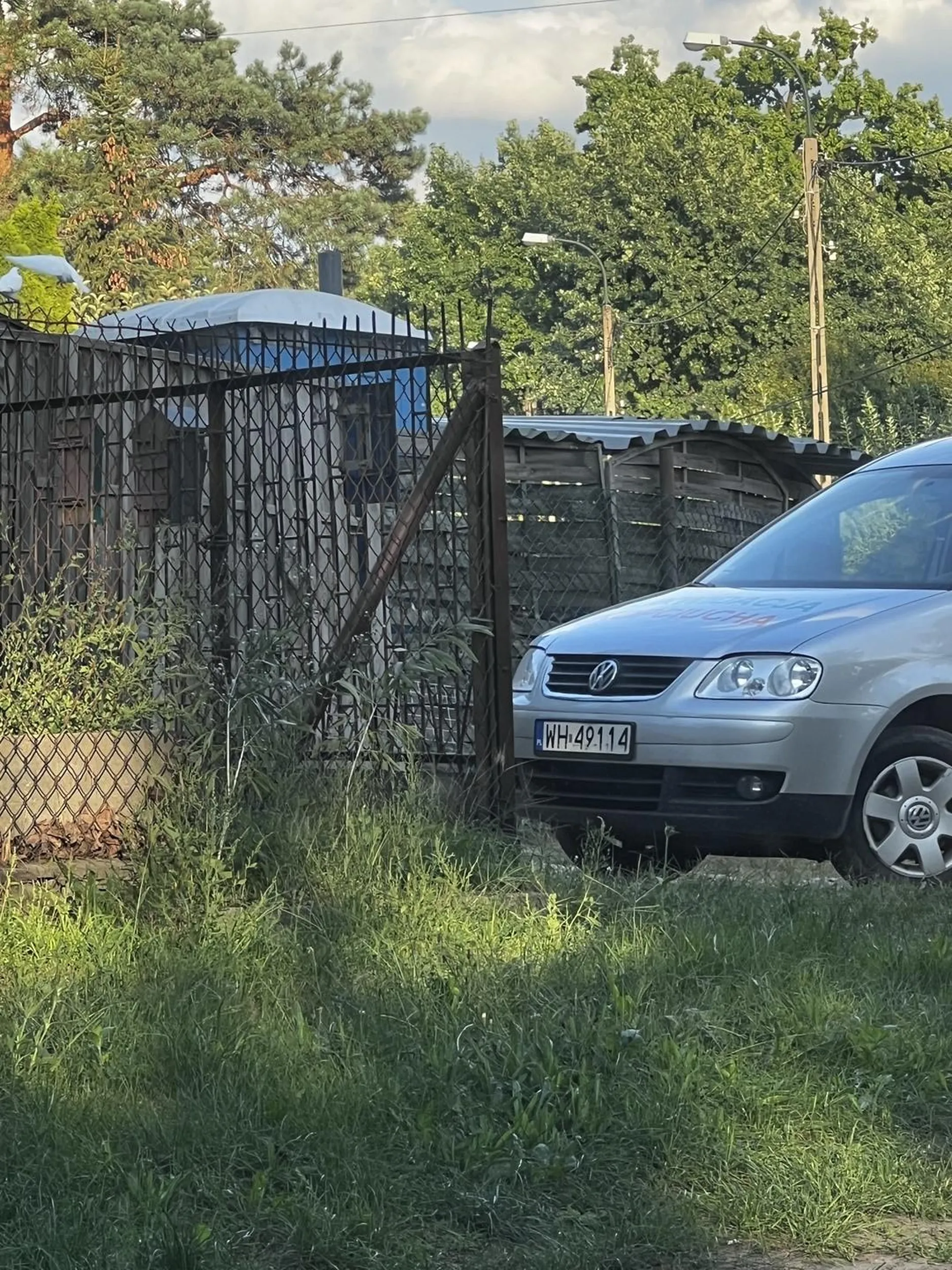 Proszę nauczyć się parkować i nie zastawiać bram