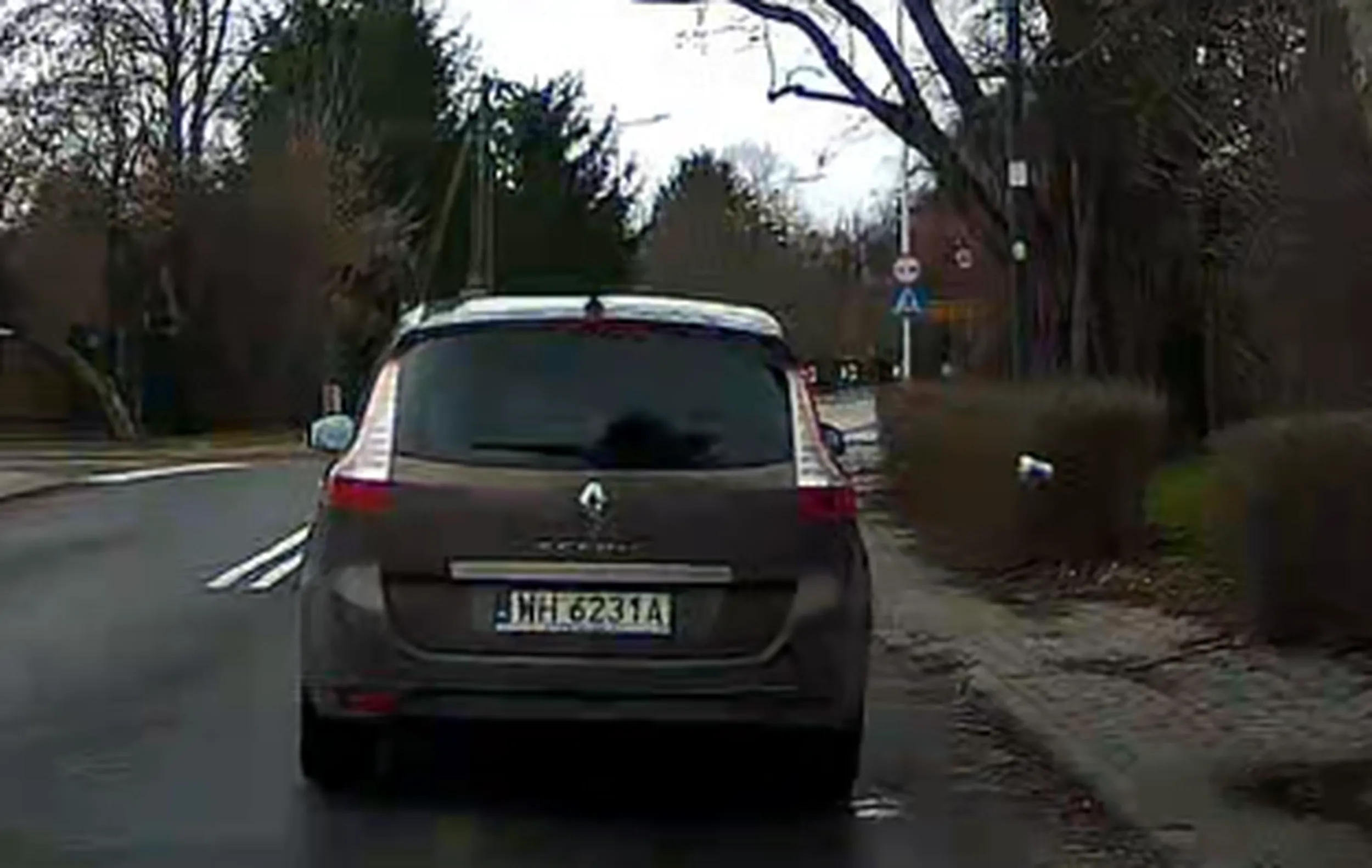 Jakiś brudas. Wyrzuca śmieci na chodnik podczas jazdy. Na zdjęciu widać lecący przez okno kubek.