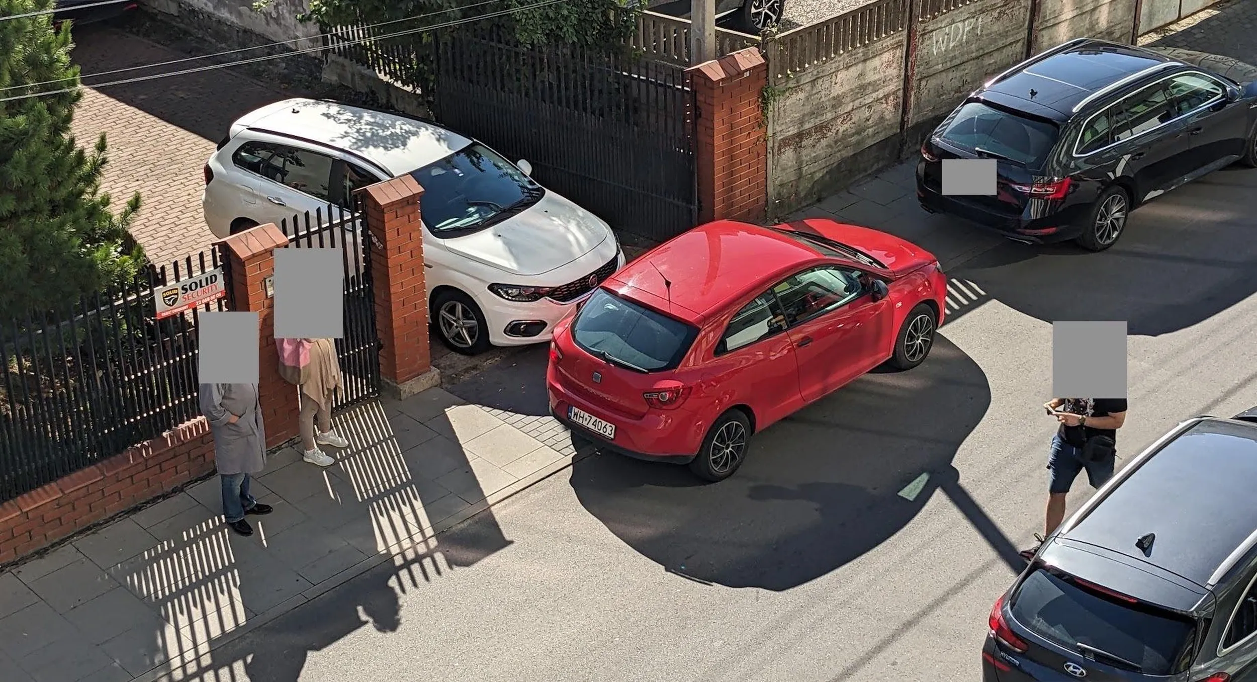 Pięknie zastawiony wyjazd z posesji. Pan kierowca oczywiście tłumaczenie, że on tylko na chwilkę z dostawą, bo jak powszechnie wiadomo, jak "na chwilkę" to przepisy nie obowiązują (podobnie z resztą jak się stanie na awaryjnych). Właściciel posesji ma sobie życie organizować wokół takich wulkanów intelektu zastawiających mu wyjazd czy może sam powinien parkować na ulicy żeby jeszcze mniej wolnych miejsc parkingowych było w okolicy?