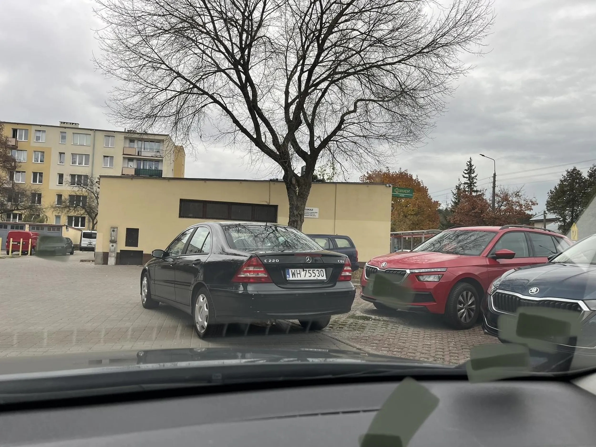 Nie pozdrawiam pana ze zdjęcia. Poluje na samochody o innych rejestracjach. Zastawia je na kilka godzin gdyż według niego miejsce przy bloku jest tylko dla niego bo jest mieszkańcem osiedla. Dodatkowo zastawia puste miejsca by nie dało się zaparkować. Pozdrawiam i czekam aż ktoś pana przesunie swoim samochodem.