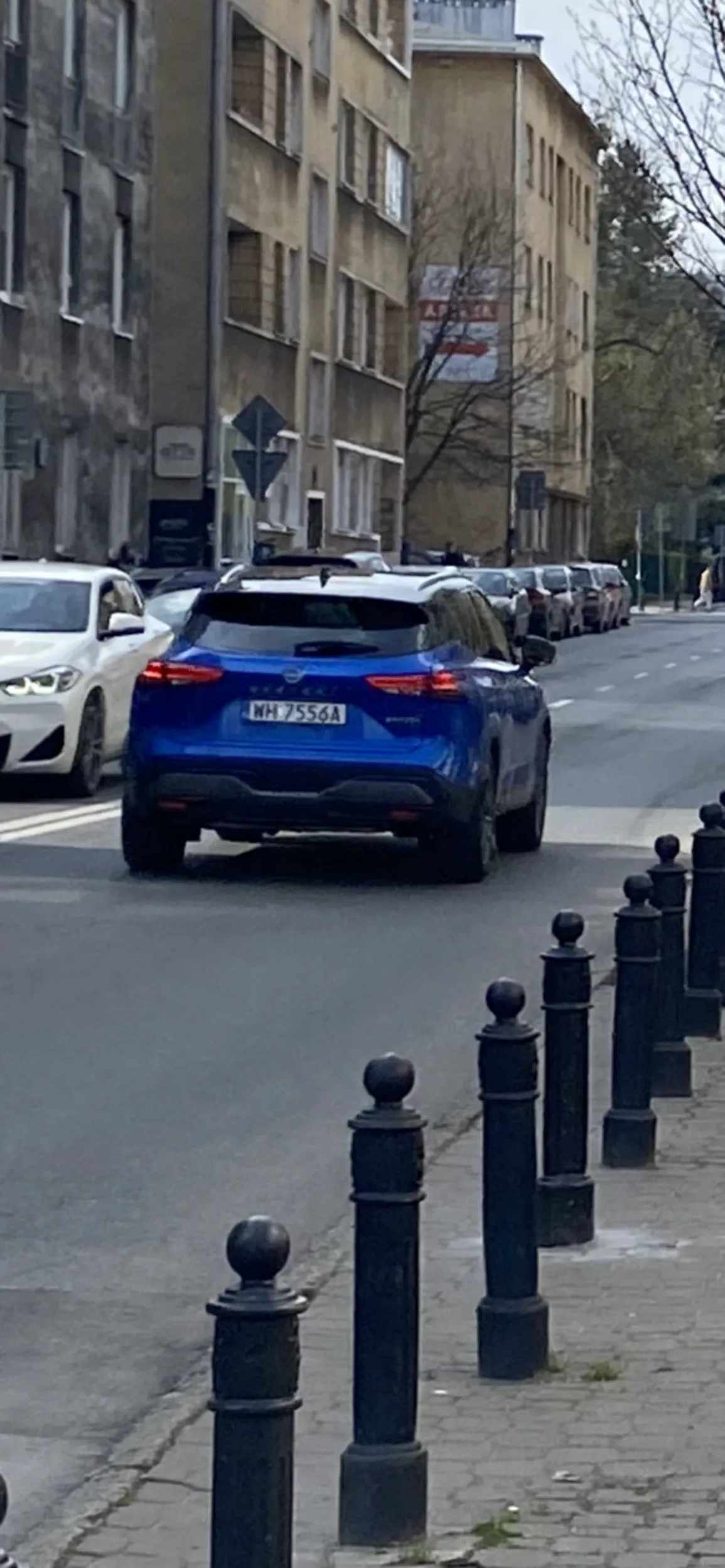 Kierowca obtrąbił mnie przechodzącą na przejściu dla pieszych na zielonym świetle za to, że w ręku trzymałam telefon. Trąbnął prosto we mnie, do teraz mi piszczy w uchu i boli mnie głowa. Panu przeszkadzało, że musi poczekać, aż ludzie przejdą.