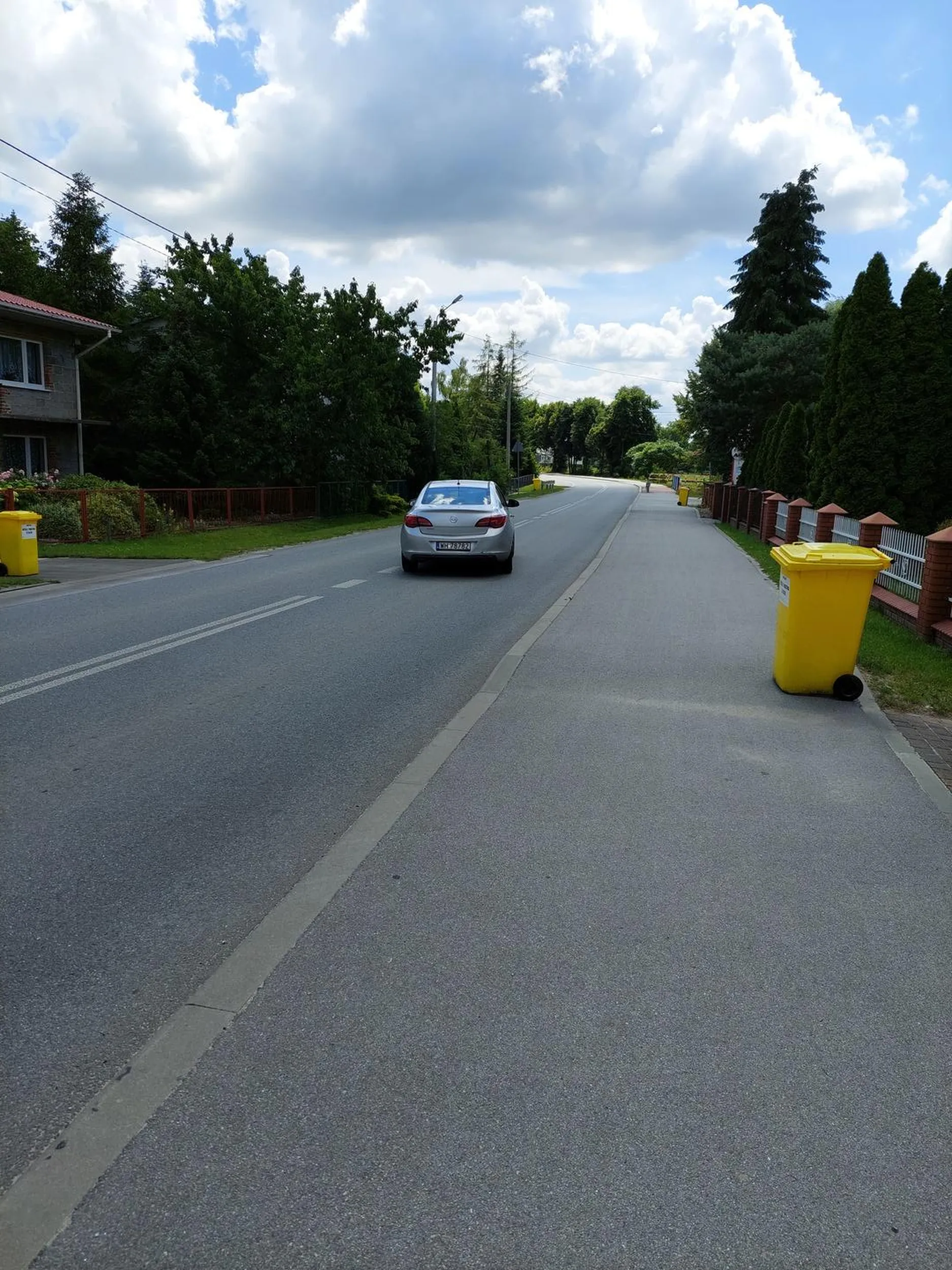 Kierujący nagminnie przekracza prędkość w terenie zabudowanym. Ponadto jest agresywny. Posiada niebezpieczne narzędzia np. metalową teleskopową czarną pałkę.