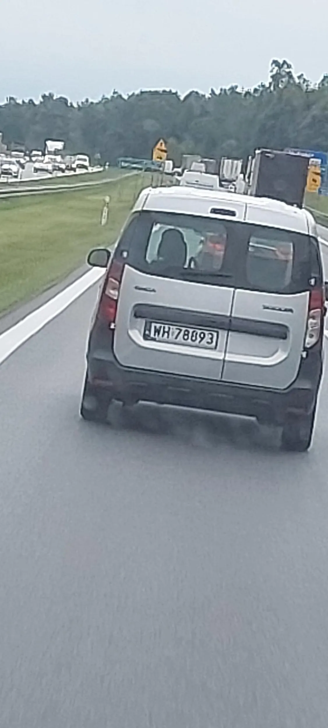 Autostrada A4. Kierowca wyprzedza pojazdy pasem awaryjnym. Na zwężeniu drogi jest podobna sytuacja pojazdy wyprzedzane są prawą stroną. Kultura jazdy rodem z ZSRR.