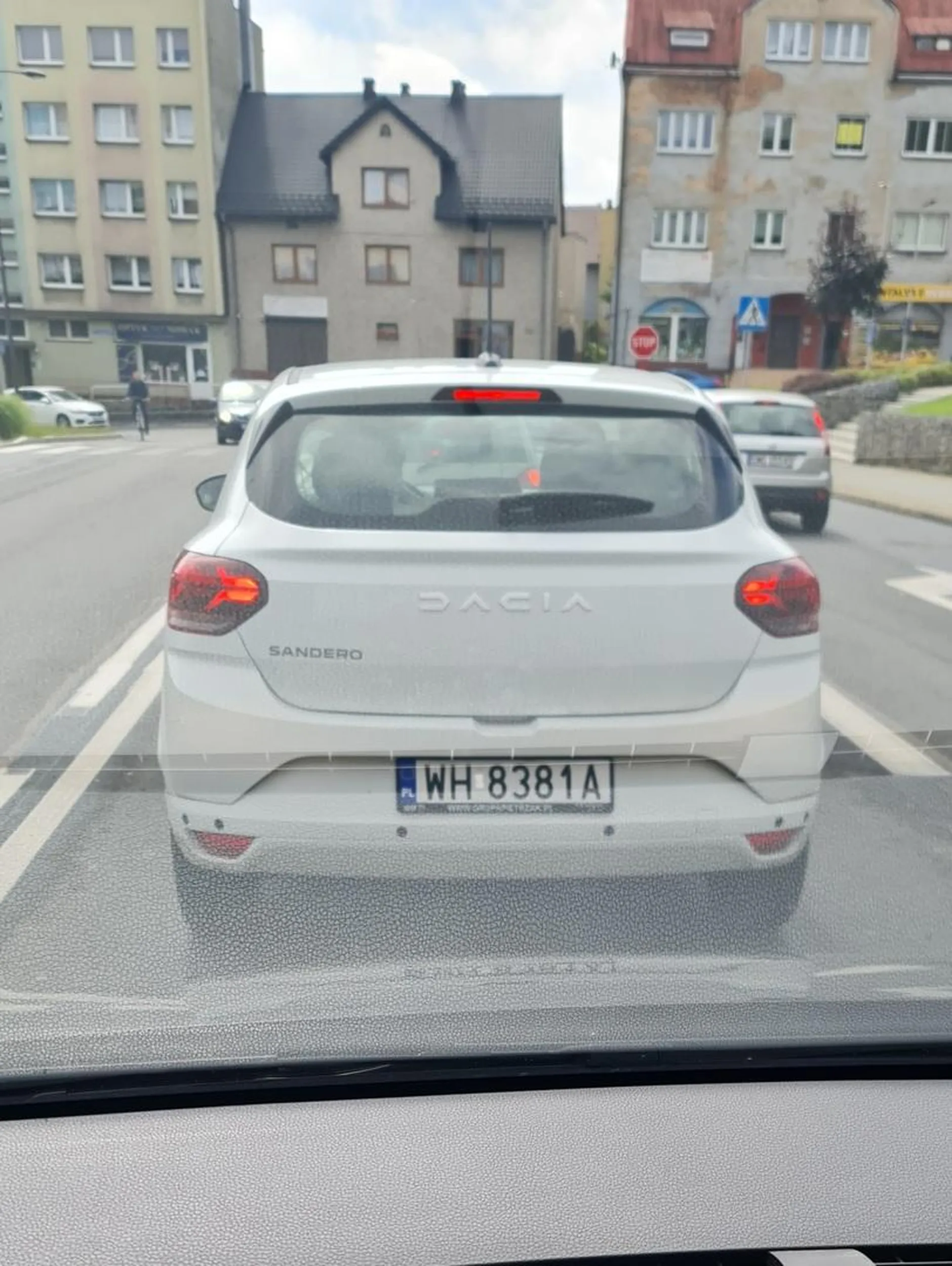 7.08, Pszów, ul. Traugutta - Pan wyrzuca śmieci przez okno, min. pety z papierosów.