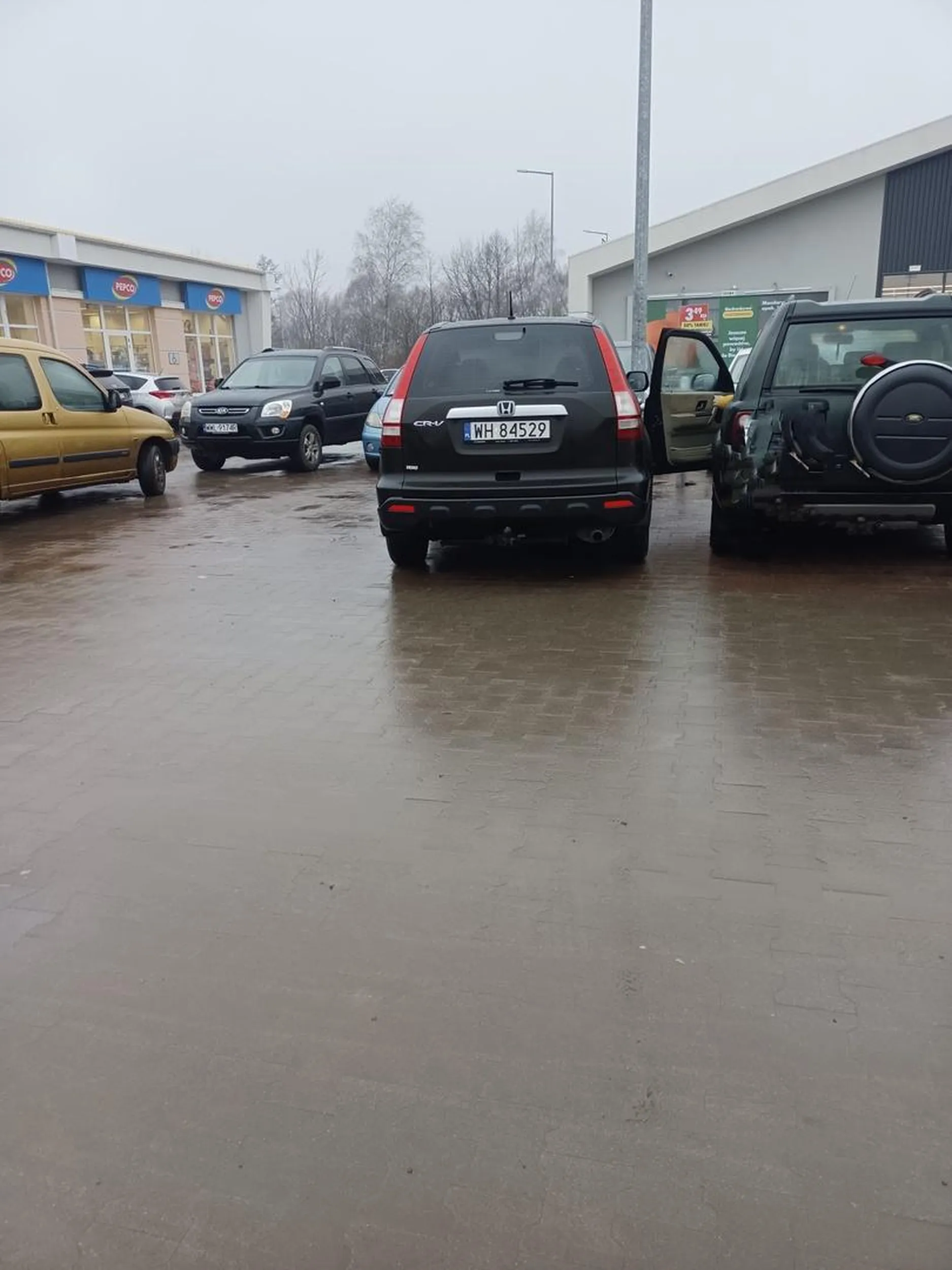 Zajebiste parkowanie że nawet z tyłu nie ma jak dziecka do fotelika włożyć . Niestety na paczkach od chipsów nie piszą jak się wyprostować podczas parkowania