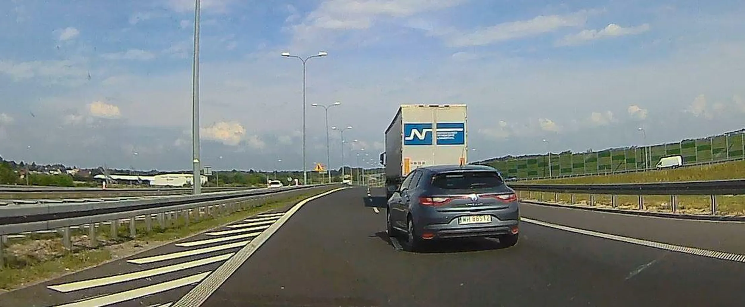 Baba bierze się za wyprzedzanie, gdy na lewym pasie jest już pojazd i ta zajeżdża mu drogę. Baba nie umie myśleć. Bo i czym?