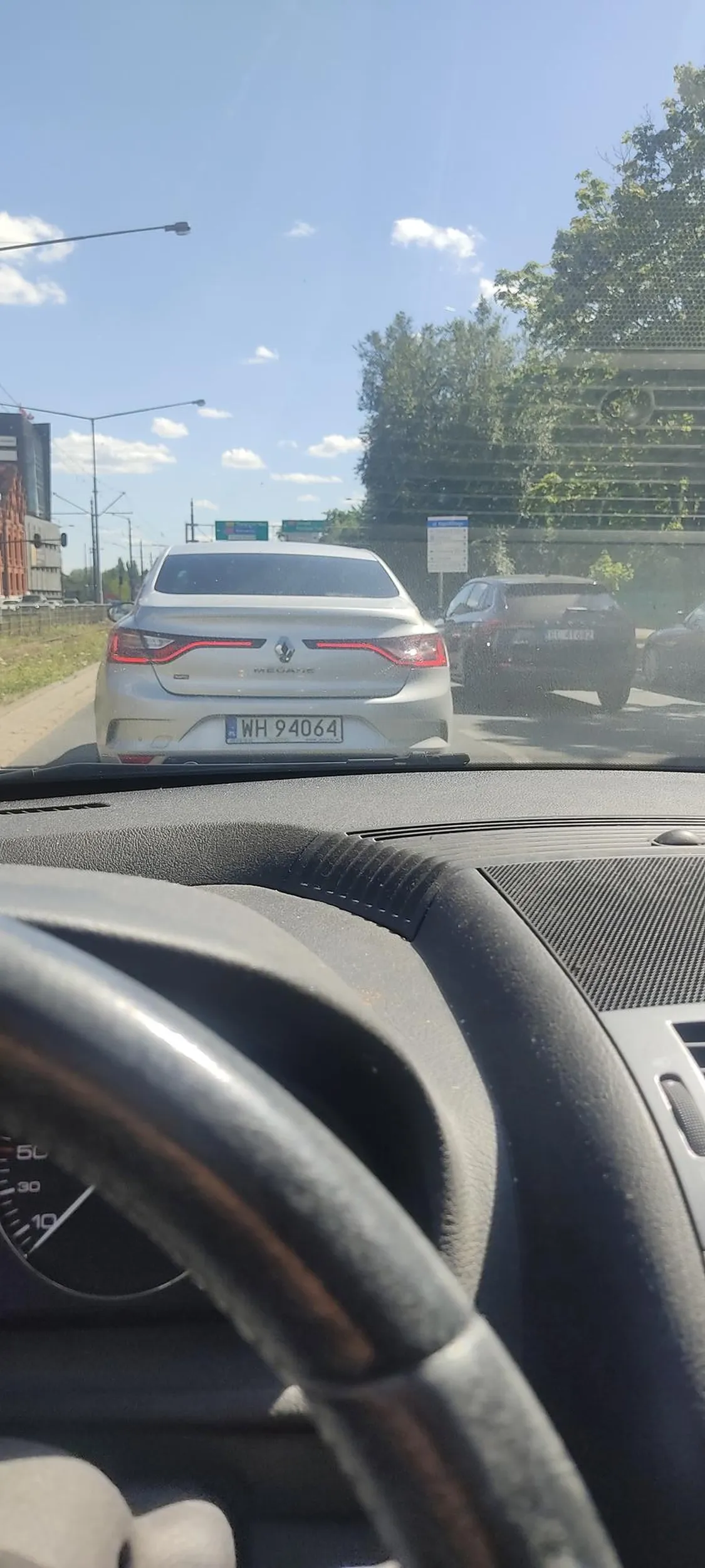 Stwarza dla innych niebezpieczeństwo na drodze. Jedzie lewym pasem tocząc się i spowalniając inne jadące za nim auta. Jedzie od prawej do lewej krawędzi pasa zahaczacając i wjeżdżając na krawężnik. Strach jechać za takim.