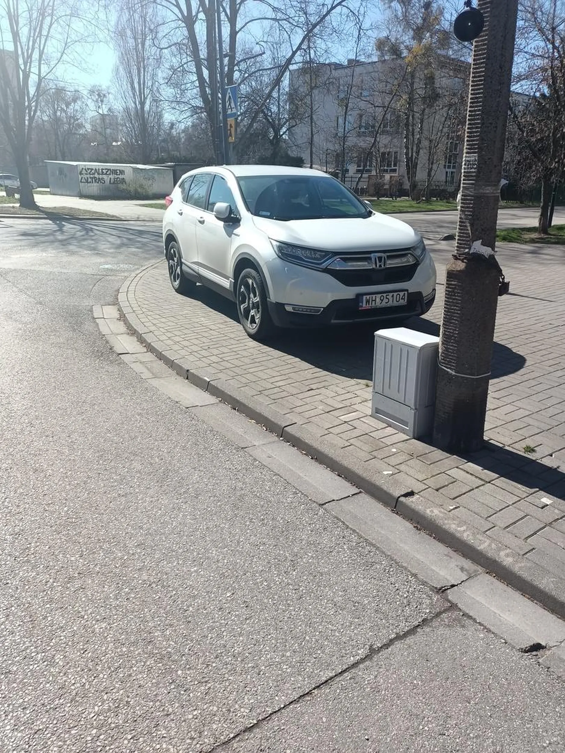 Parking 30 metrów dalej a co stanę sobie na skrzyżowaniu po utrudniam innym życie bo liczę się ją prawda?
