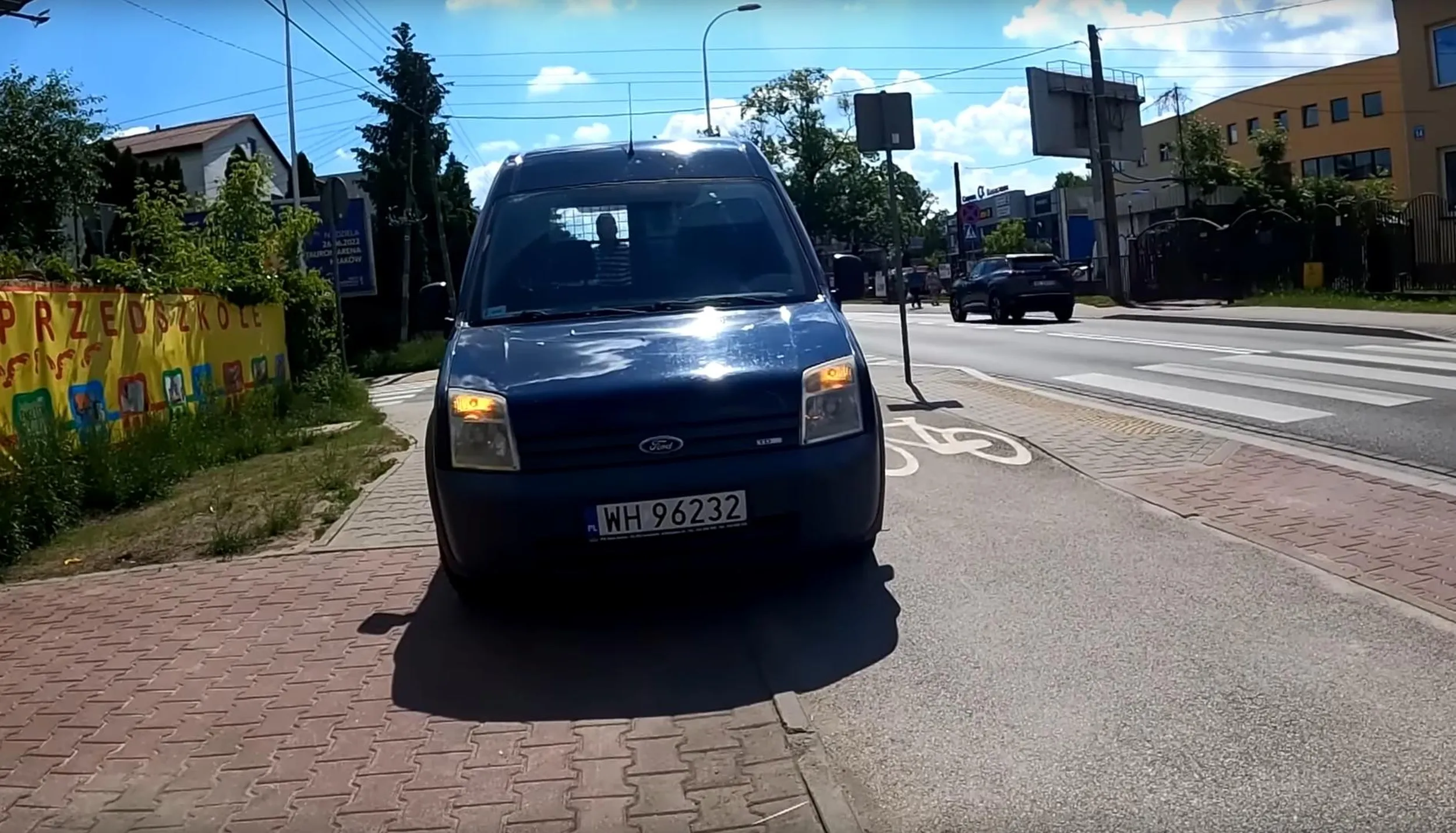 jazda i postój na środku chodnika i ścieżki rowerowej, jazda wzdłuż po przejściu dla pieszych, dostawa na awaryjnych, ma wszystkich w d*pie ogólnie kierowca to odpad do utylizacji