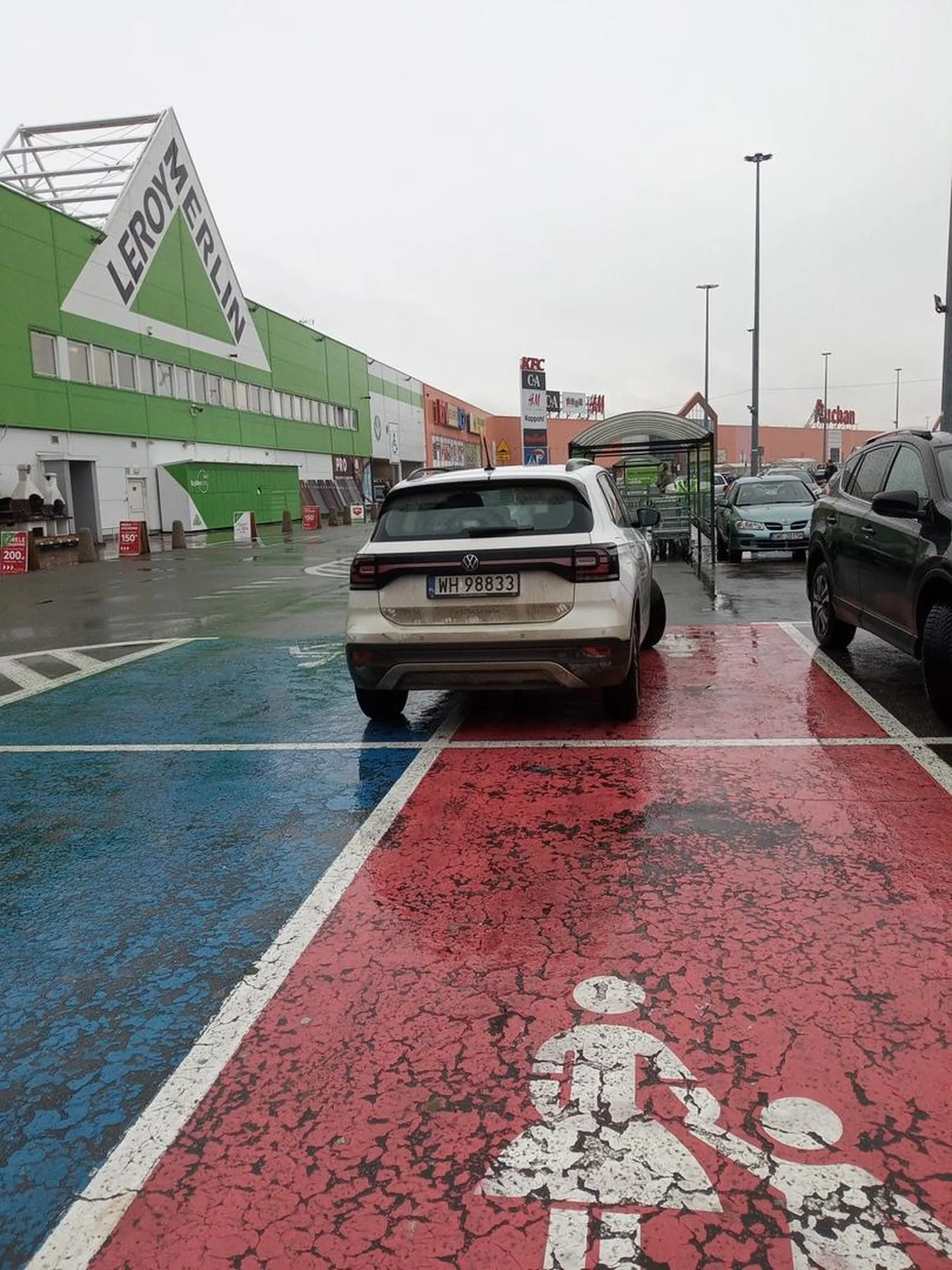 Gość przyjechał SAM do Leroy Merlin i stanął na miejscu dla rodzin z dzieckiem/niepełnosprawnych.