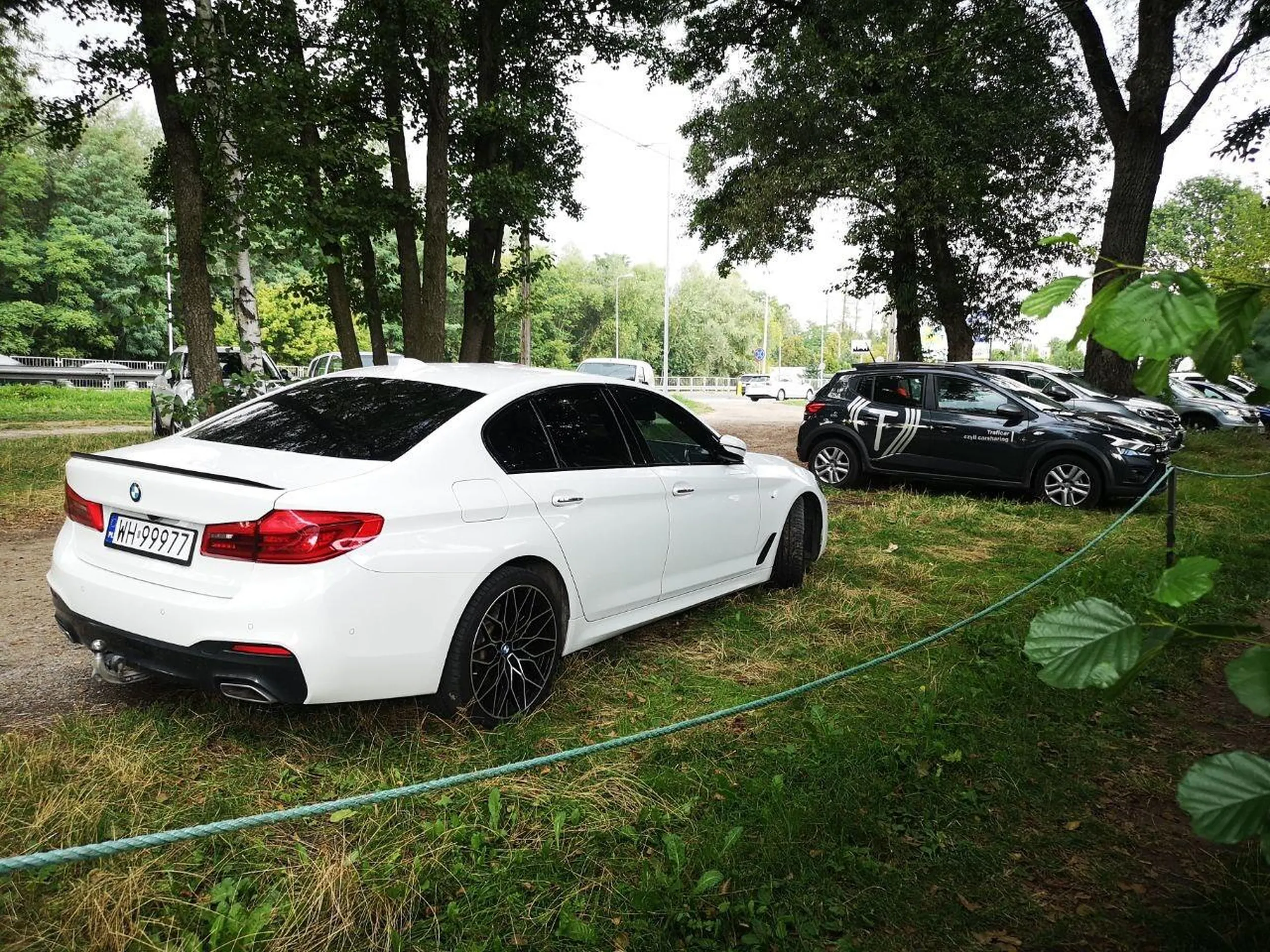 Parkowanie jak przystało na strucla z Niemiec: wszyscy prostopadle, a tu kierowca z prawkiem od wczoraj równolegle.