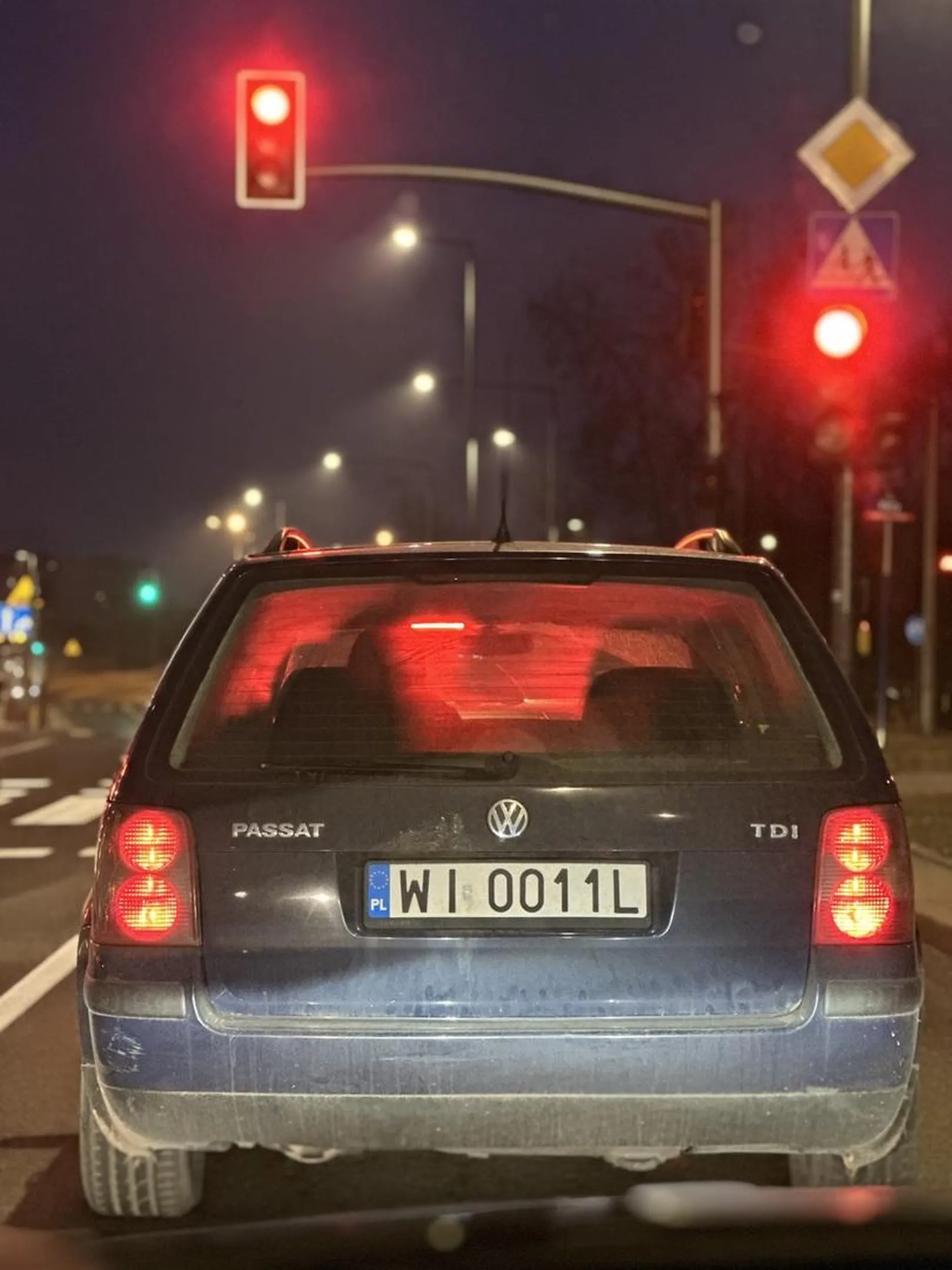 Rejestracja warszawska, ale mentalność wiadomo jaka. Wyrzuca pety przez okno na ulicę.