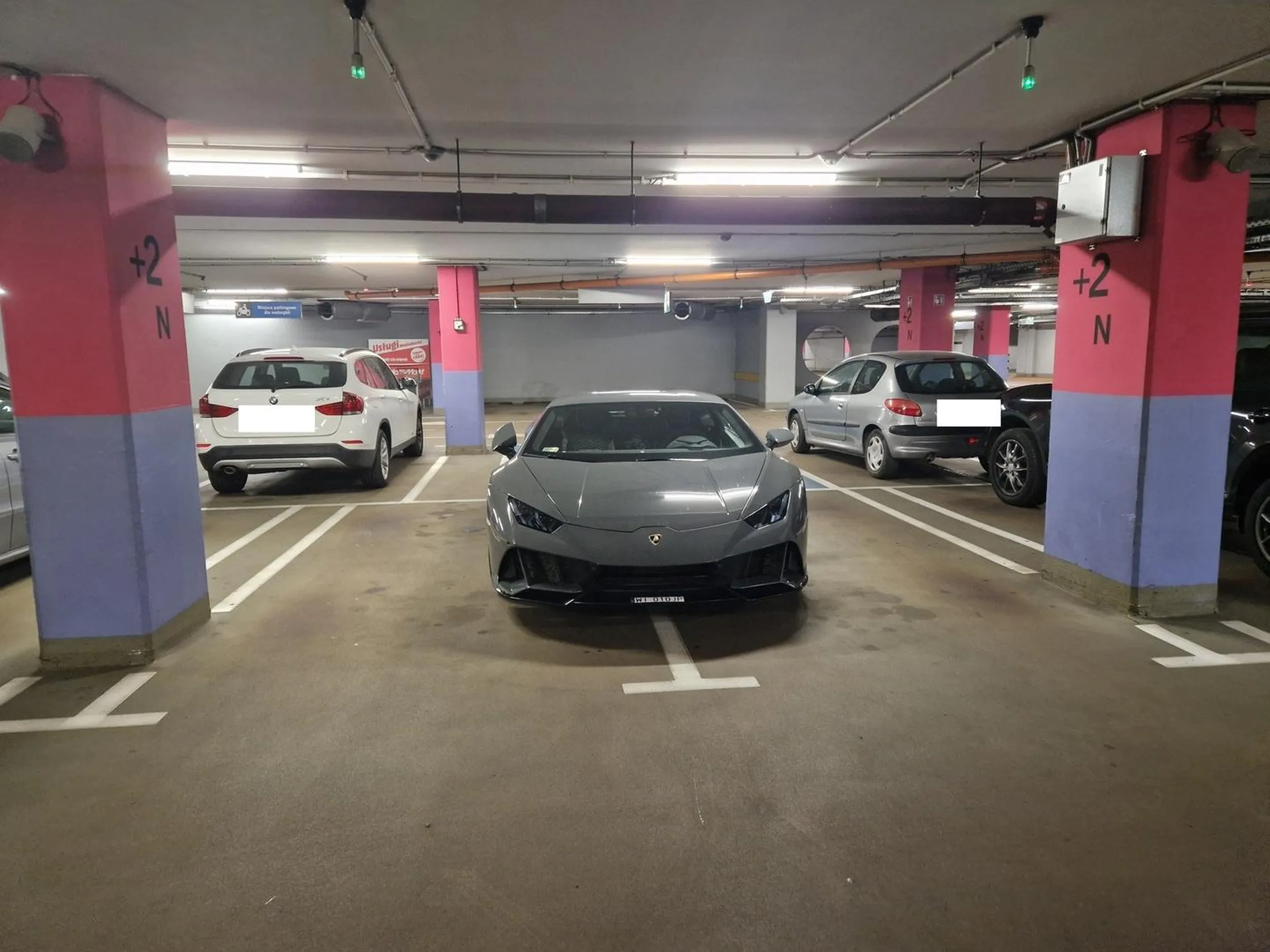 Kierowca tego auta zastawia w sklepach po 2 miejsca i to nie gdzieś na końcu parkingu a przy samych wejściach. Rozumiem, że boi się być porysowany przez uderzenie drzwiami, ale tak nie dość że wywyższa się nad innych i uważa że reguły do niego nie aplikują oraz naraża się na porysowanie kluczem z zawiści. 2/10 nie polecam.