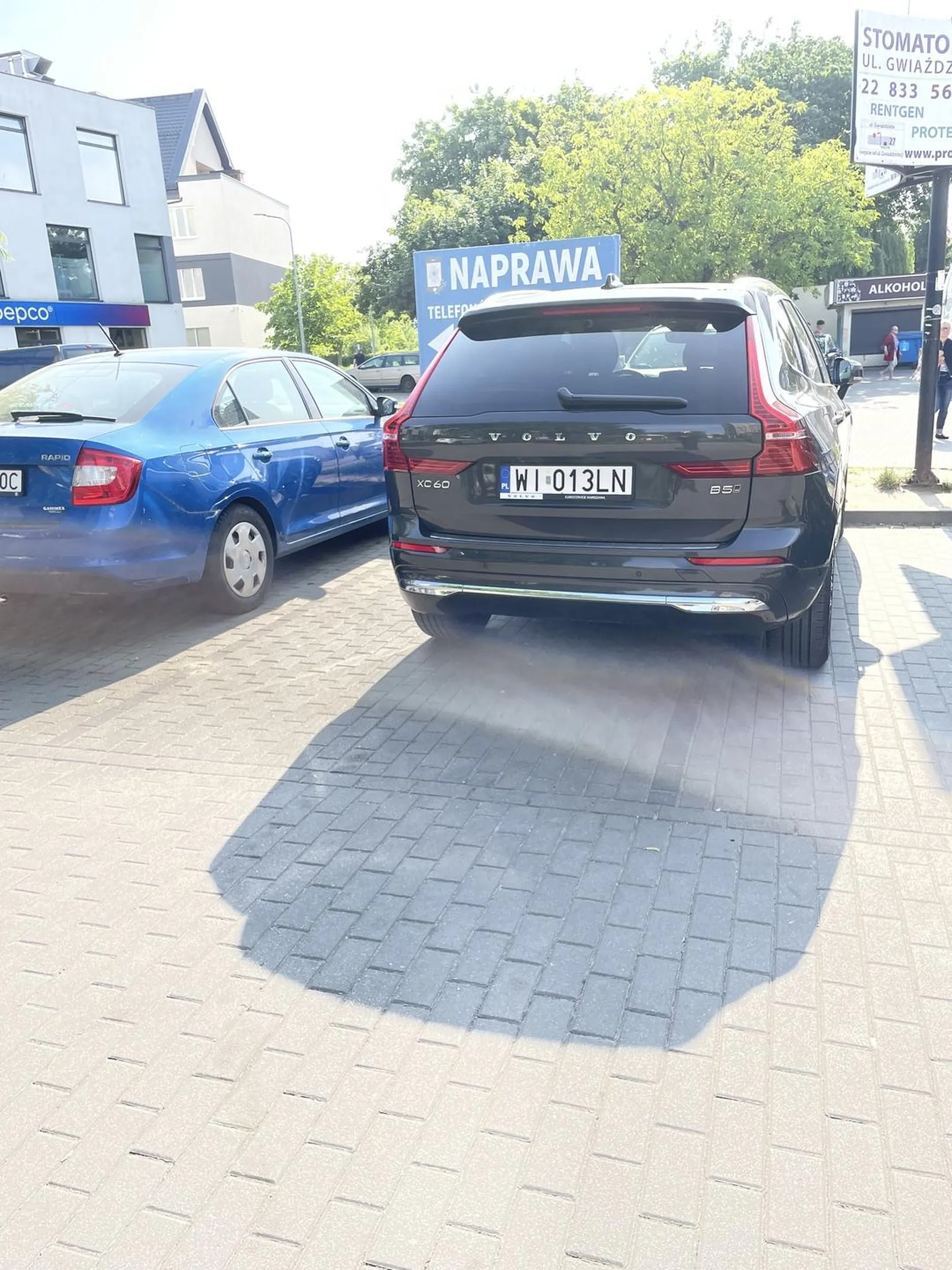 Po prostu mistrz. Parkowania, empatii i w ogóle. Duże auto nie może stać na jednym miejscu bo to źle wygląda