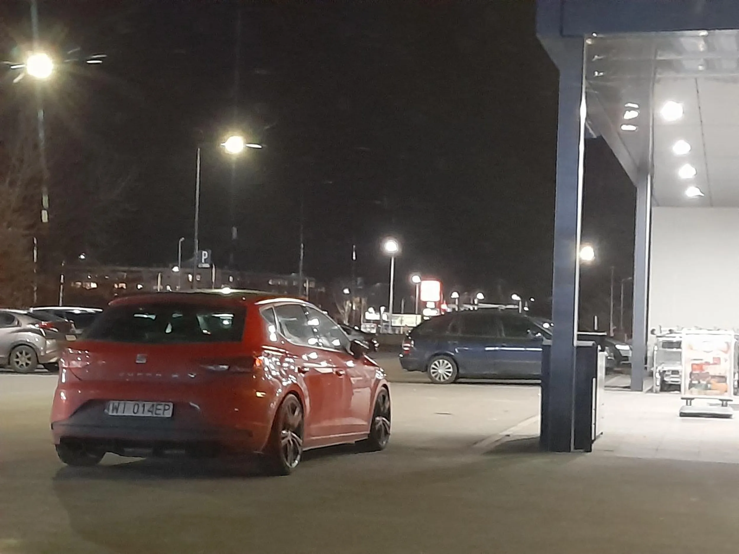 Glupi cymbał postawił to g.wno na samym środku przejazdu.