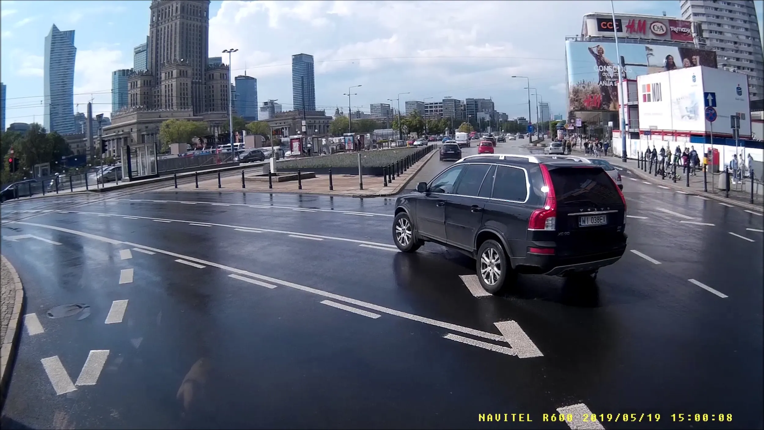 Warszawa Rondo Dmowskiego omija kolejkę do skrętu w lewo i skręca z pasa do jazdy prosto, w dodatku na czerwonym świetle.