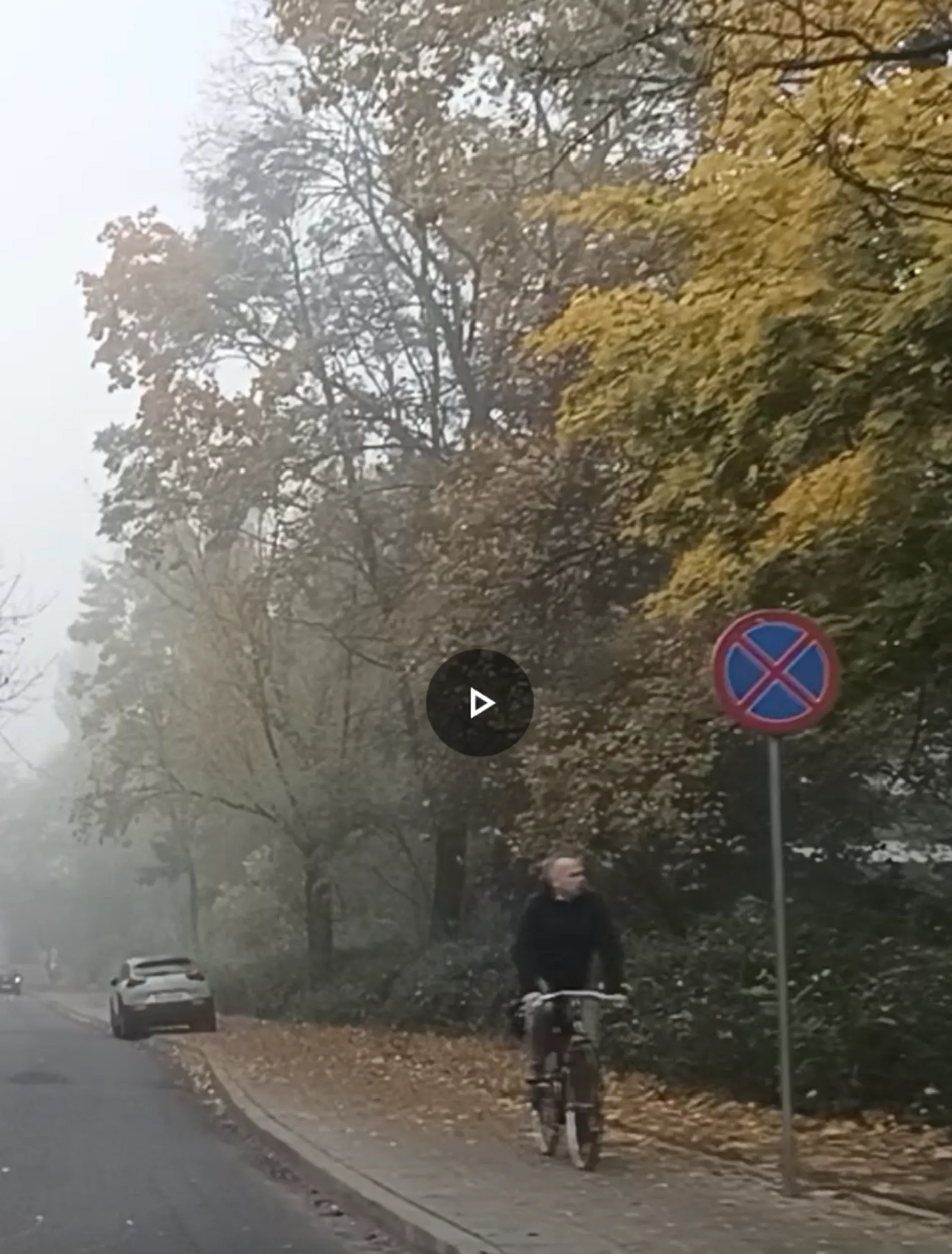 Ten kierowca notorycznie  parkuje w miejscu zakazu postoju i zatrzymywania się, na chodniku. Należy się mandat 200zł i 2 pkt karne !