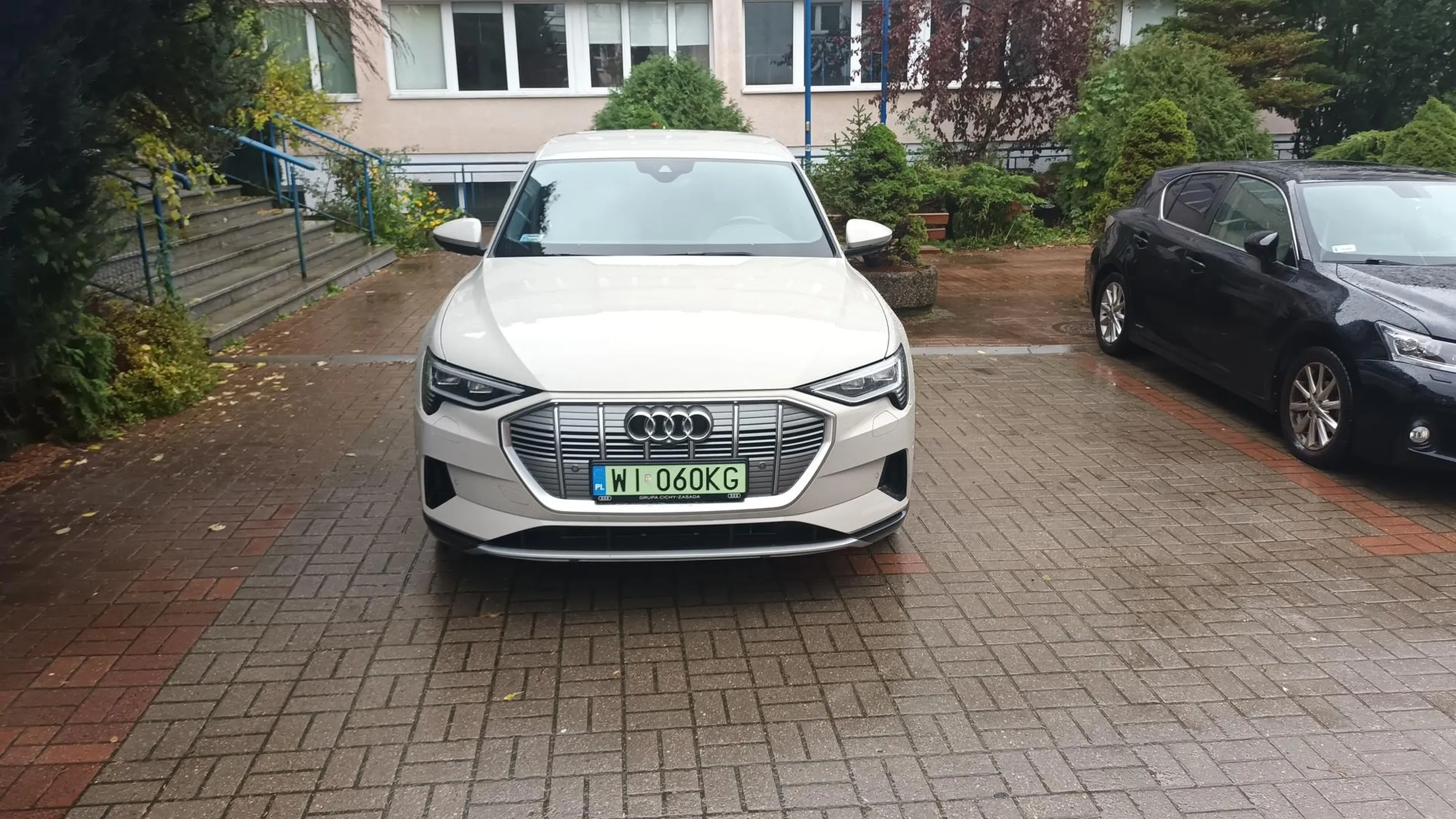 W swojej warszawce możesz sobie tak parkować będzwale a przez takich patusów jak ty ludzie spóźniają się do pracy.