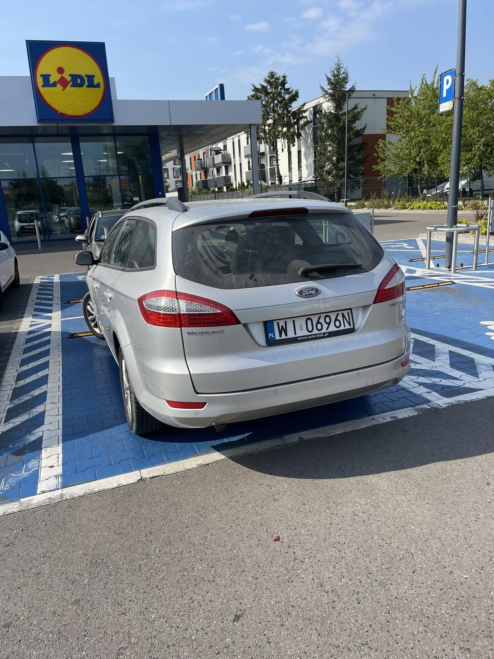 Burak parkuję na miejscach dla rodzin bo ma bliżej do wejścia... Typowa wieś