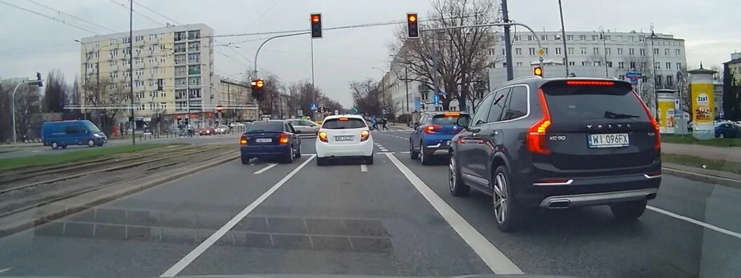 Na wyjeździe z Arkadii mając swój pas do włączenia się na Jana Pawła stoi i wstrzymuje ruch...