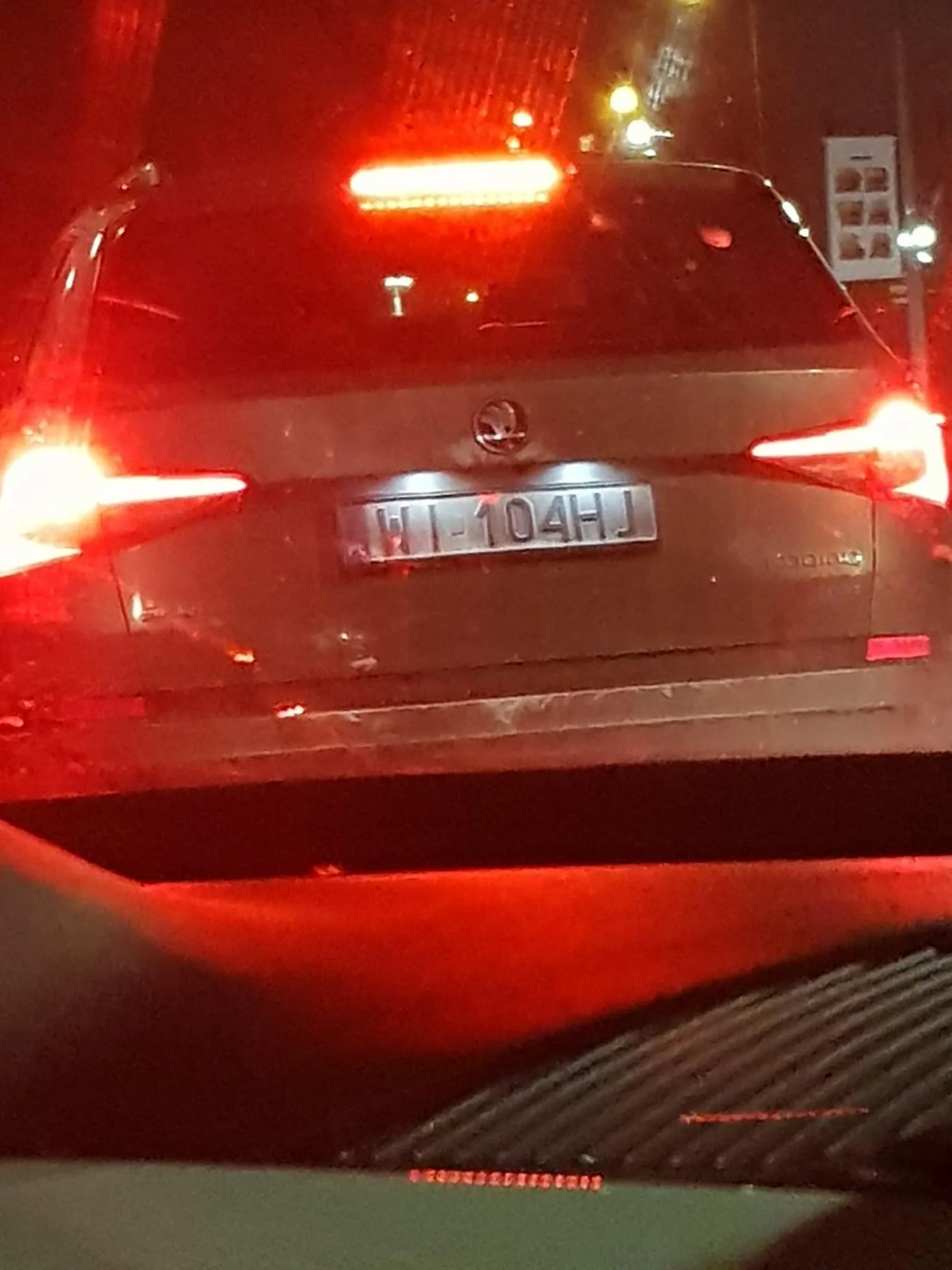 XD babka pod makiem na drive wrzuciła wsteczny i zaczęła na nas zjeżdżać, po zatrąbieniu zatrzymała się i nagle znów ruszyła i tak 3 razy  XD, aż odjechaliśmy trochę do tyłu  nie wiem czy to próba wymuszenia, czy głupota, ale radzę uważać.