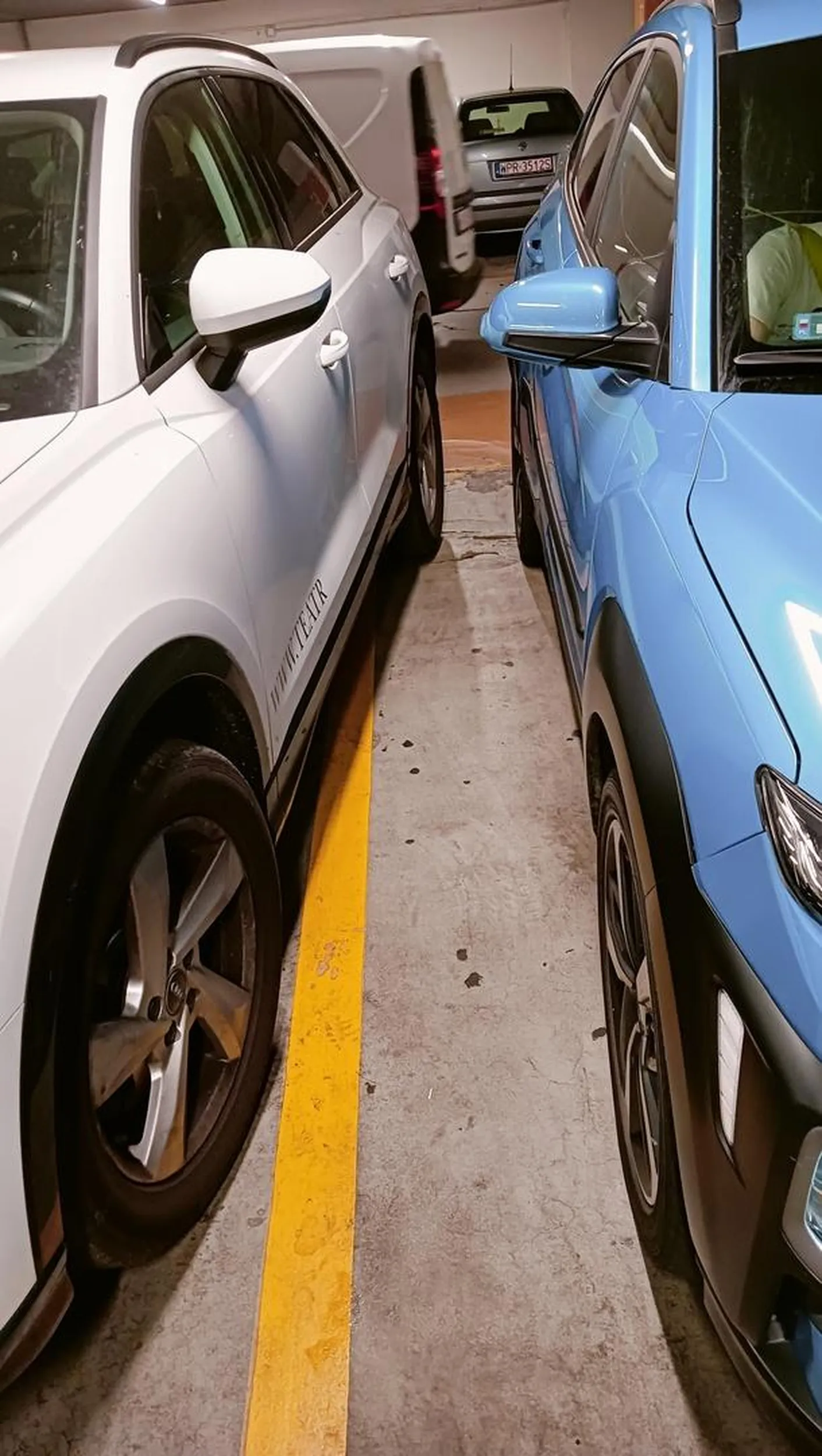 Jak tak można parkować? Jeszcze drzwiami dostałem w auto.