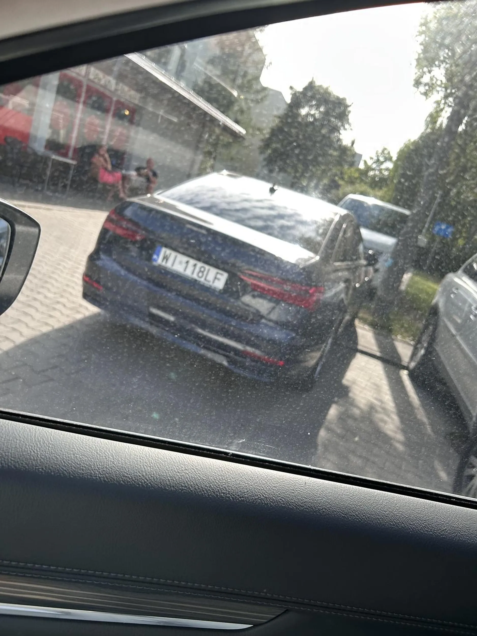 Wiesniak. Parkuje na wjeździe i jeszcze sapie poproszony o przeparkowania. Łysy imbecyl w tle