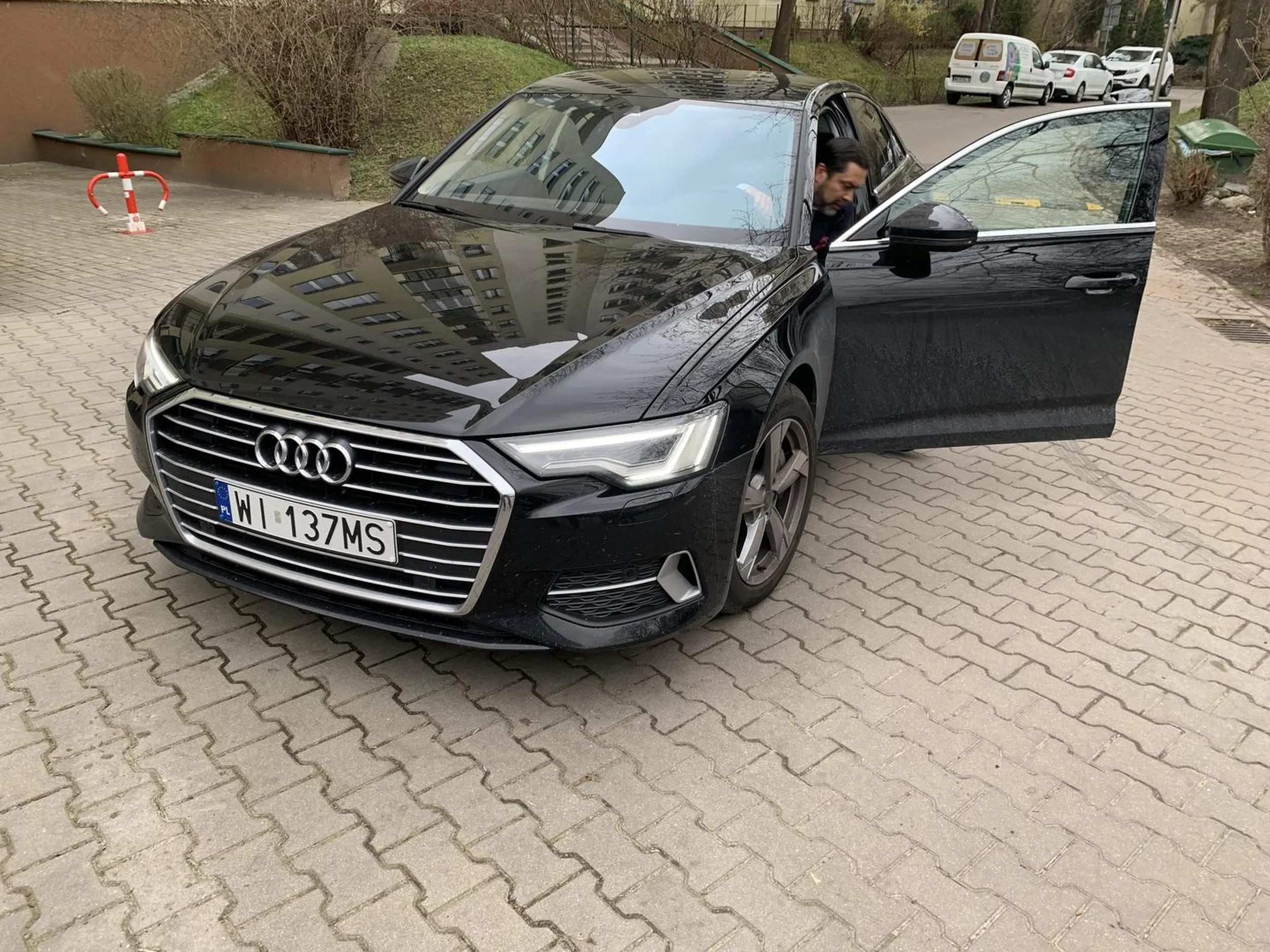 Burak zaparkował dokładnie na środku drogi osiedlowej. Nota bene łamiąc przepisy - znak zakaz ruchu. Po zwróceniu mu uwagi pajac odpowiedział : „ja na krótko - na tenisa idę, i dostawiłem miejsce na przejazd” Takiego idioty ze świecą szukać. Powinien zgłosić się do rzadu. Tak znajdzie sobie podobnych.