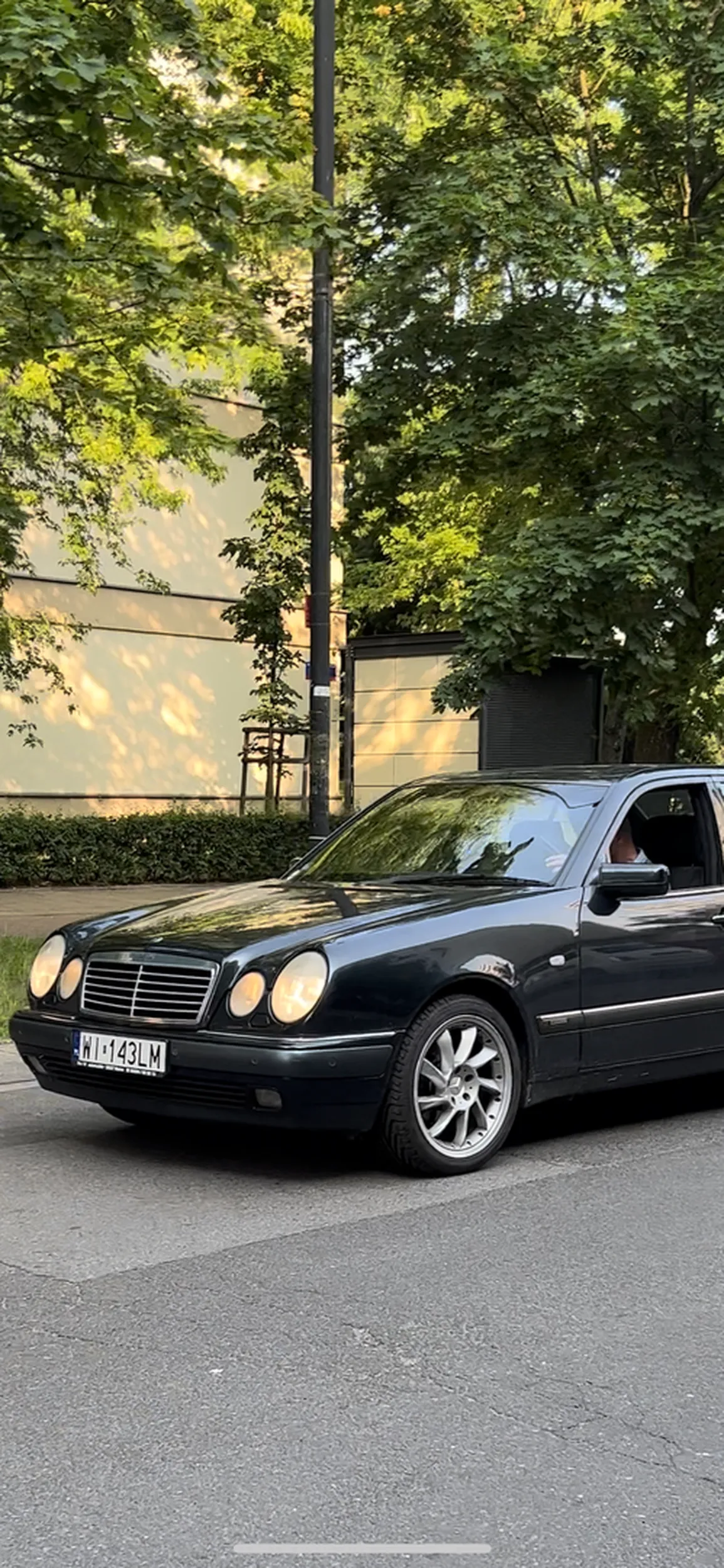 Agresywny gość, wyzywał kogoś i jeździ używając telefonu