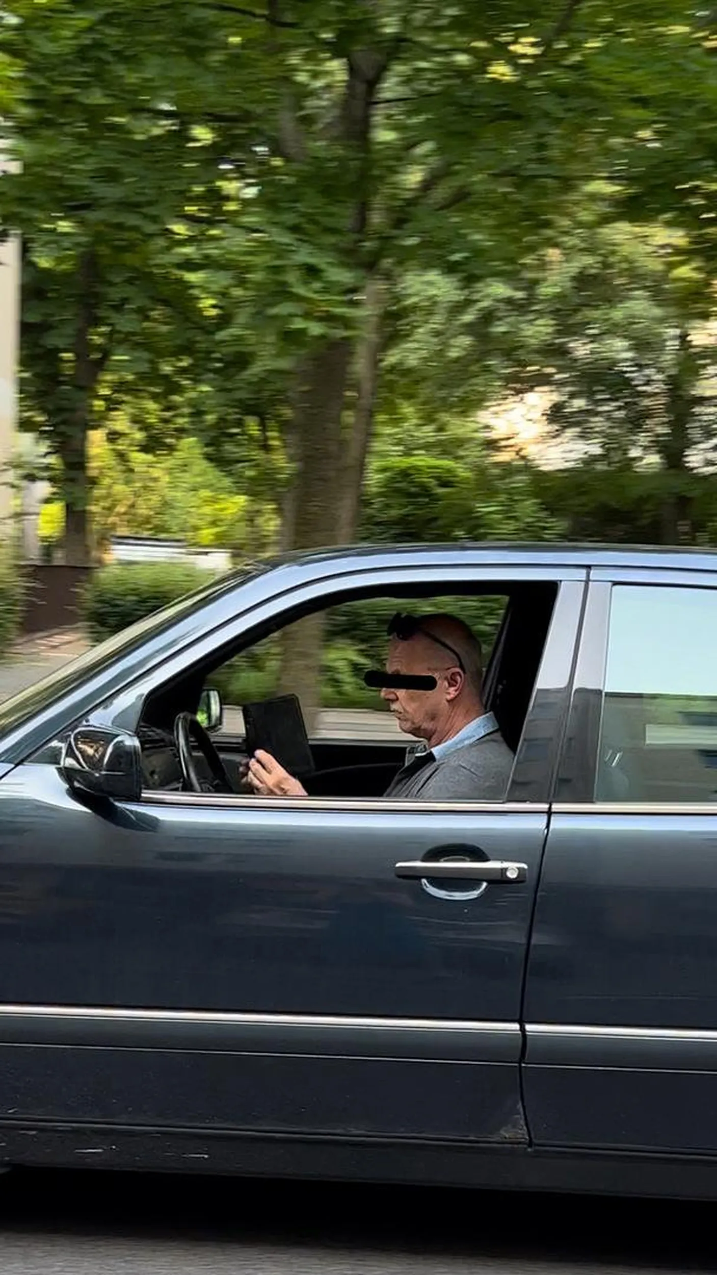 Agresywny gość, wyzywał kogoś i jeździ używając telefonu