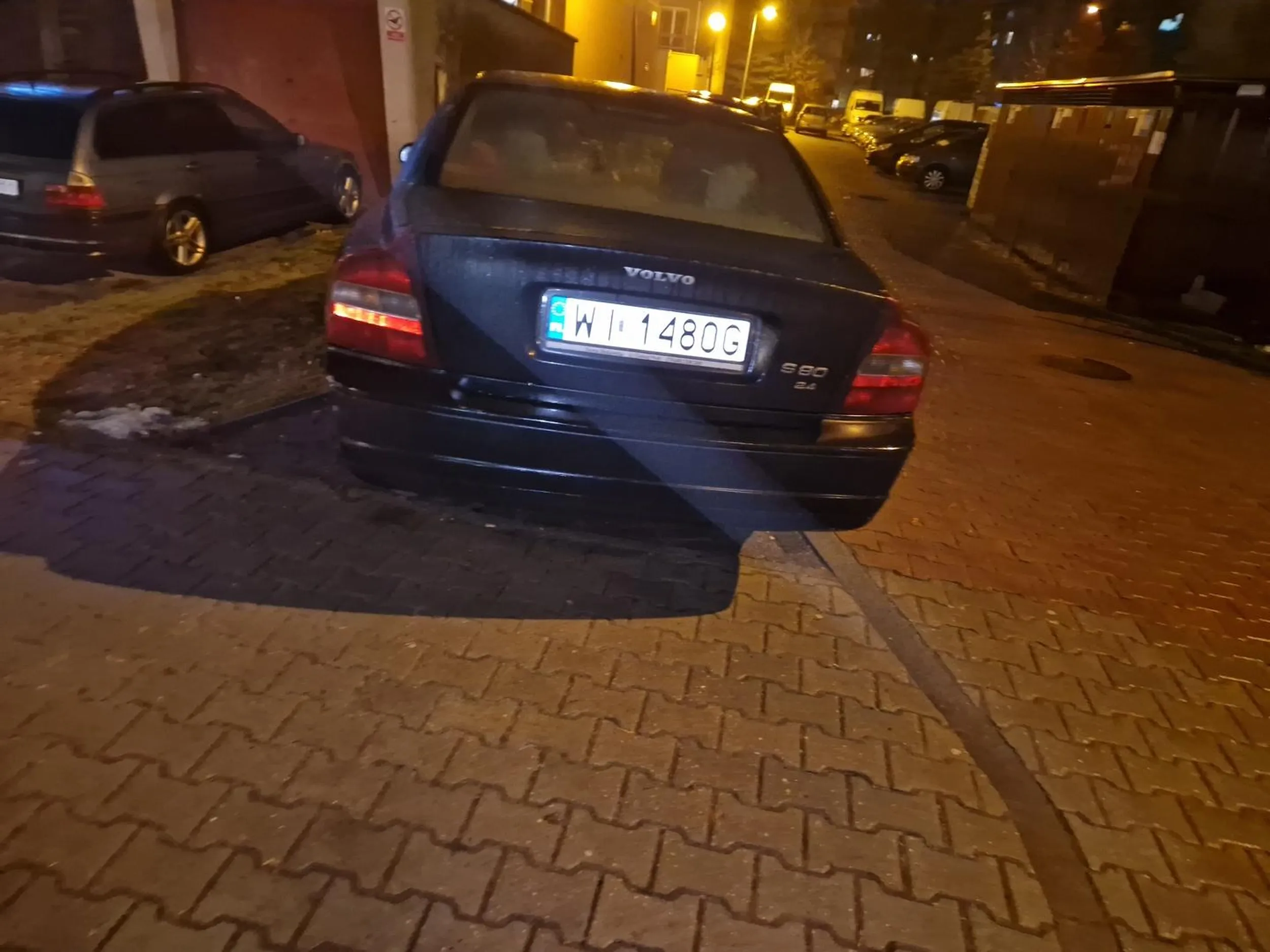 Święta  krowa staje na chodniku.