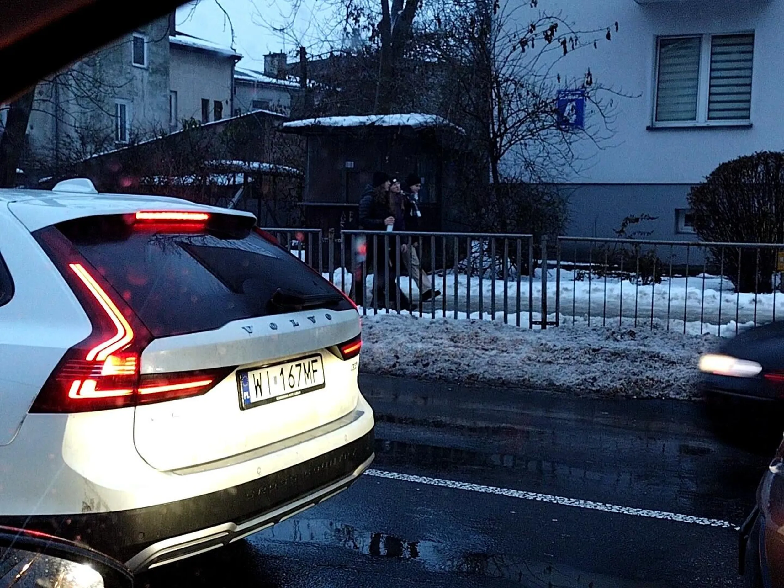 Kierowca tego wozu wczoraj przejechał sobie skrzyżowanie na czerwonym jak by nigdy nic. Wielki Panisko !!!