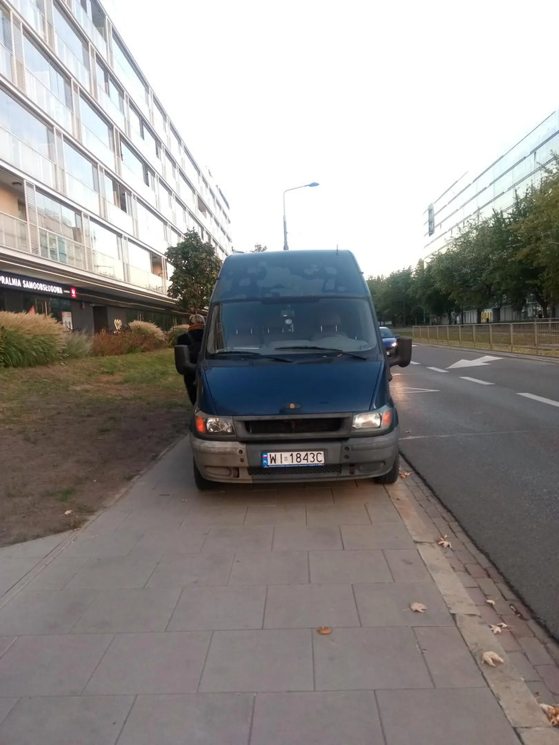 Kierowca tego samochodu to chamski i agresywny prostak.