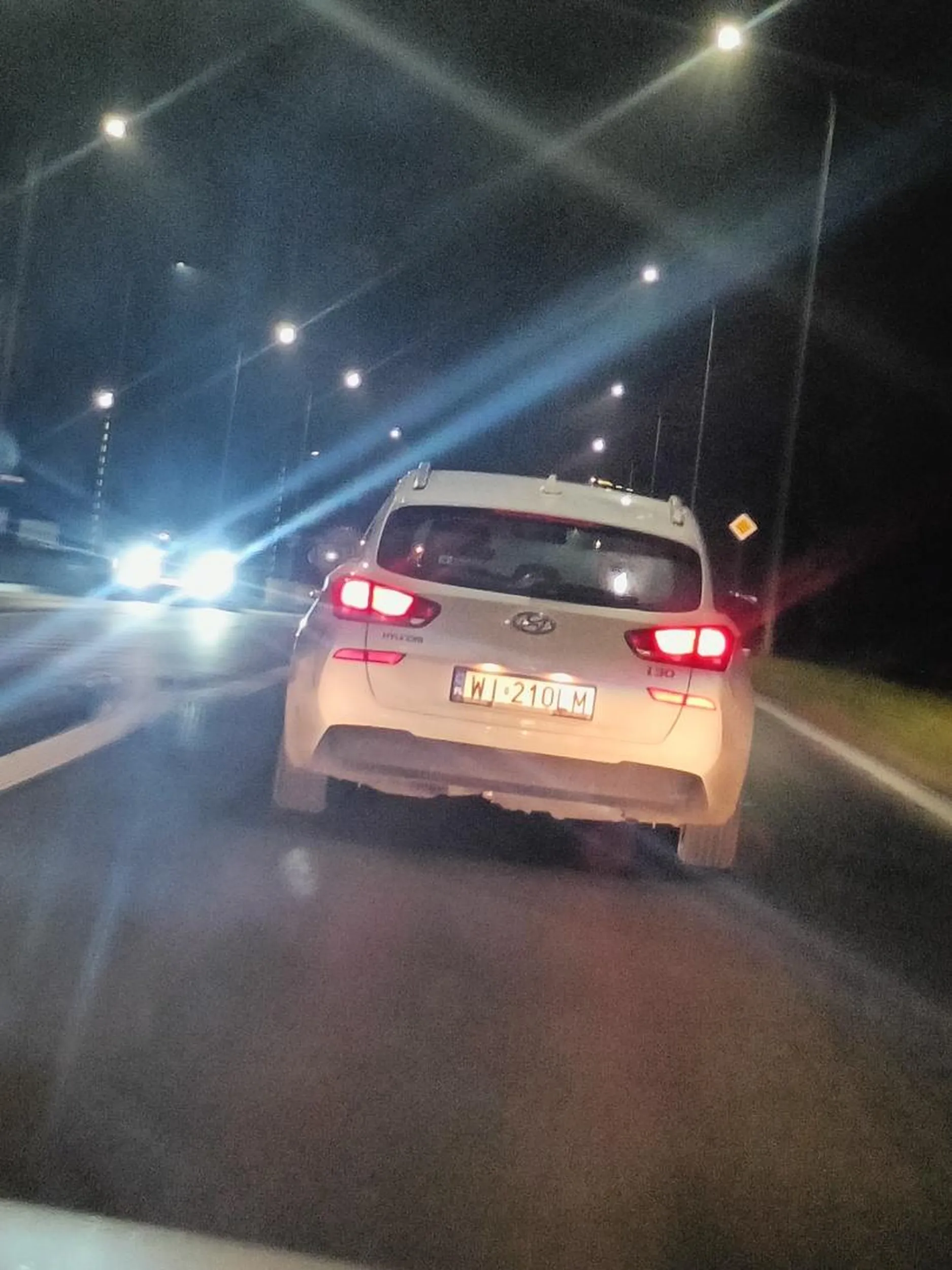 Bardzo uprzejma pani za kierownicą, mile wspominam dynamiczną jazdę za nią :) Ps. Kierunkowskazy ma jak nowe, bo rzadko używane. Szerokiej drogi, pozdrawiam:) Czak Noris