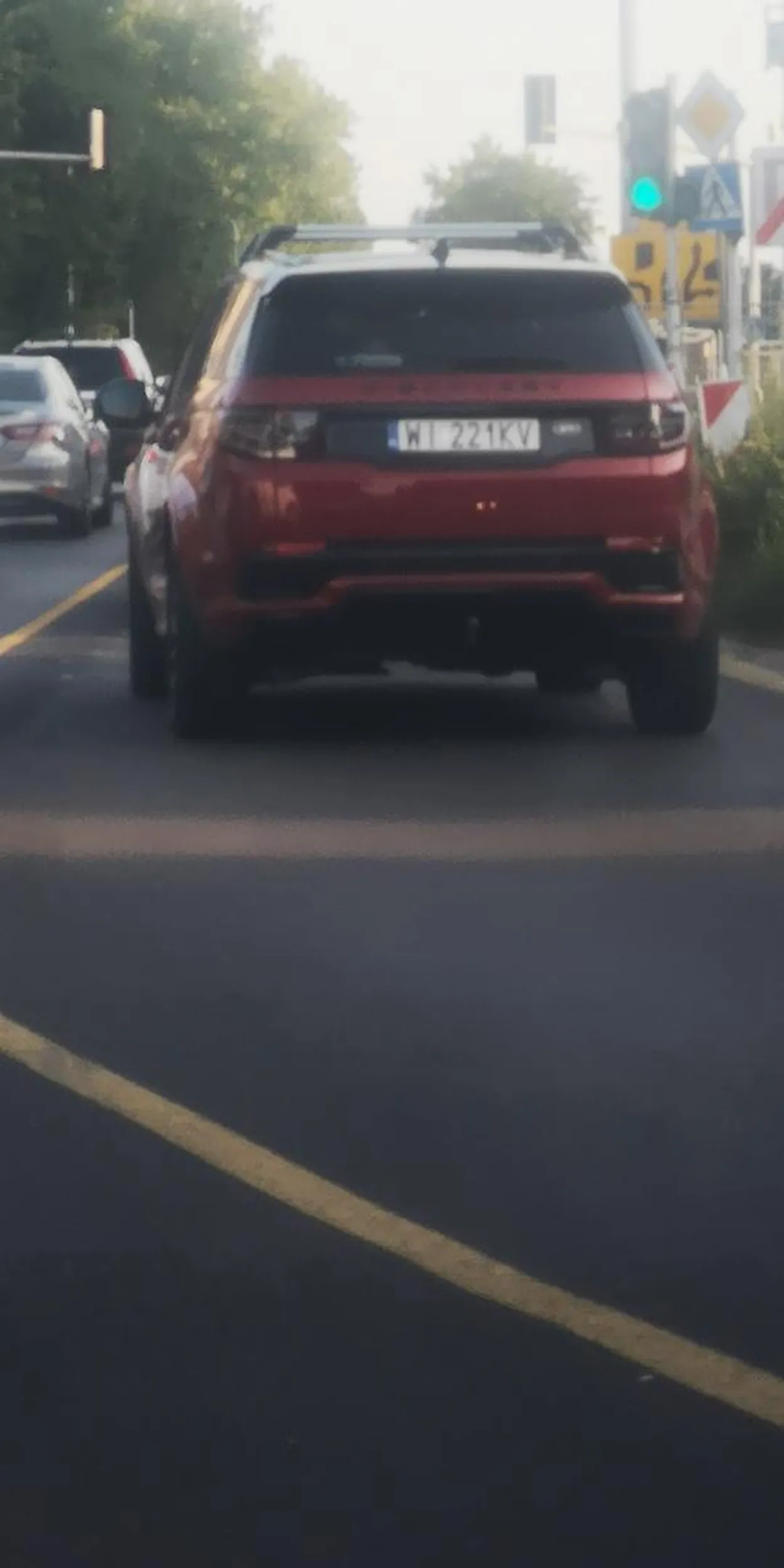 Ziomek agresywnie wpycha się, jedzie pasem do skrętu,by wypieprzyć się