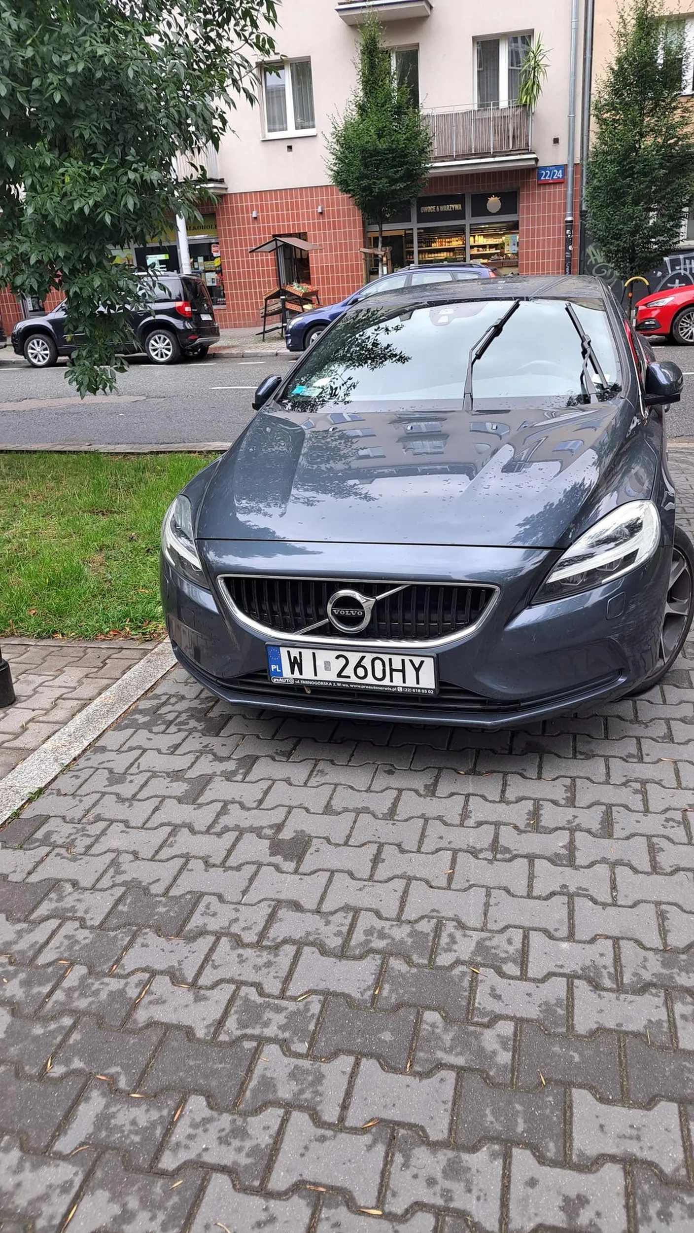 Stanął w bramie, nie było jak wjechać,na milimetry trzeba było się  łamać!