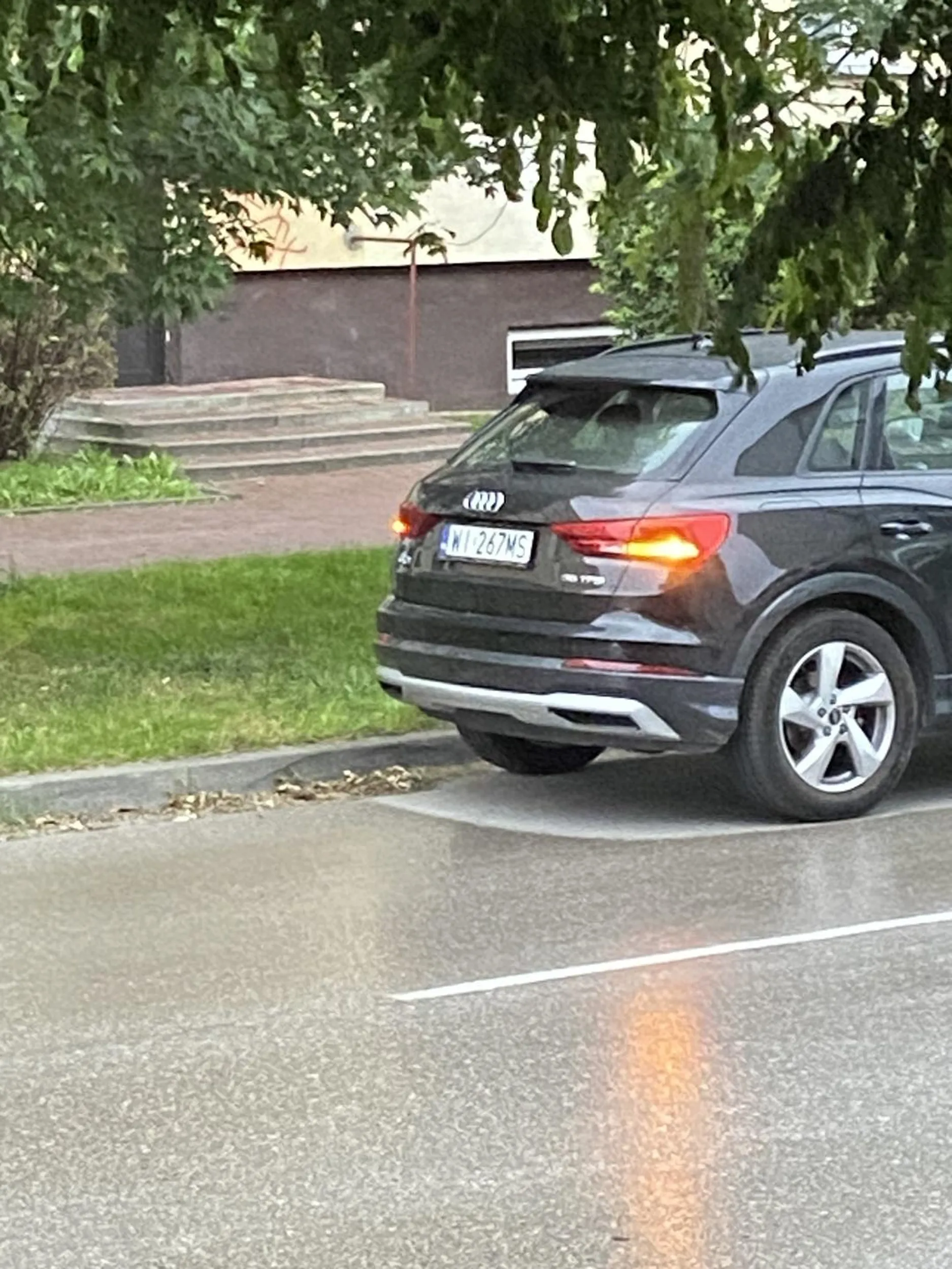 Pani nie przejmując się niczym postawiła auto przed blokiem na ulicy Chęcińskiej 21 na przeciwstawnym pasie ruchu tj. pod prąd ponad godzinę temu i weszła do bloku