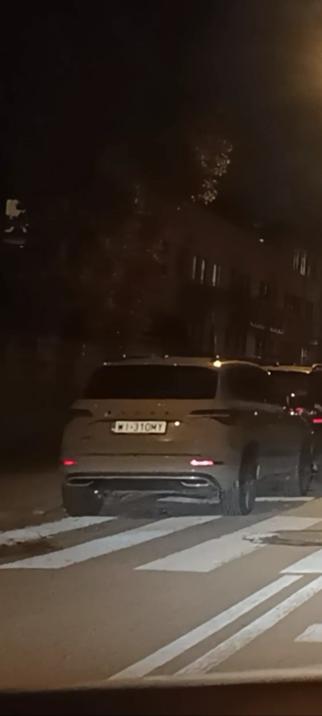 Zaparkował na pasach przejścia dla pieszych i ma świat w dupie.