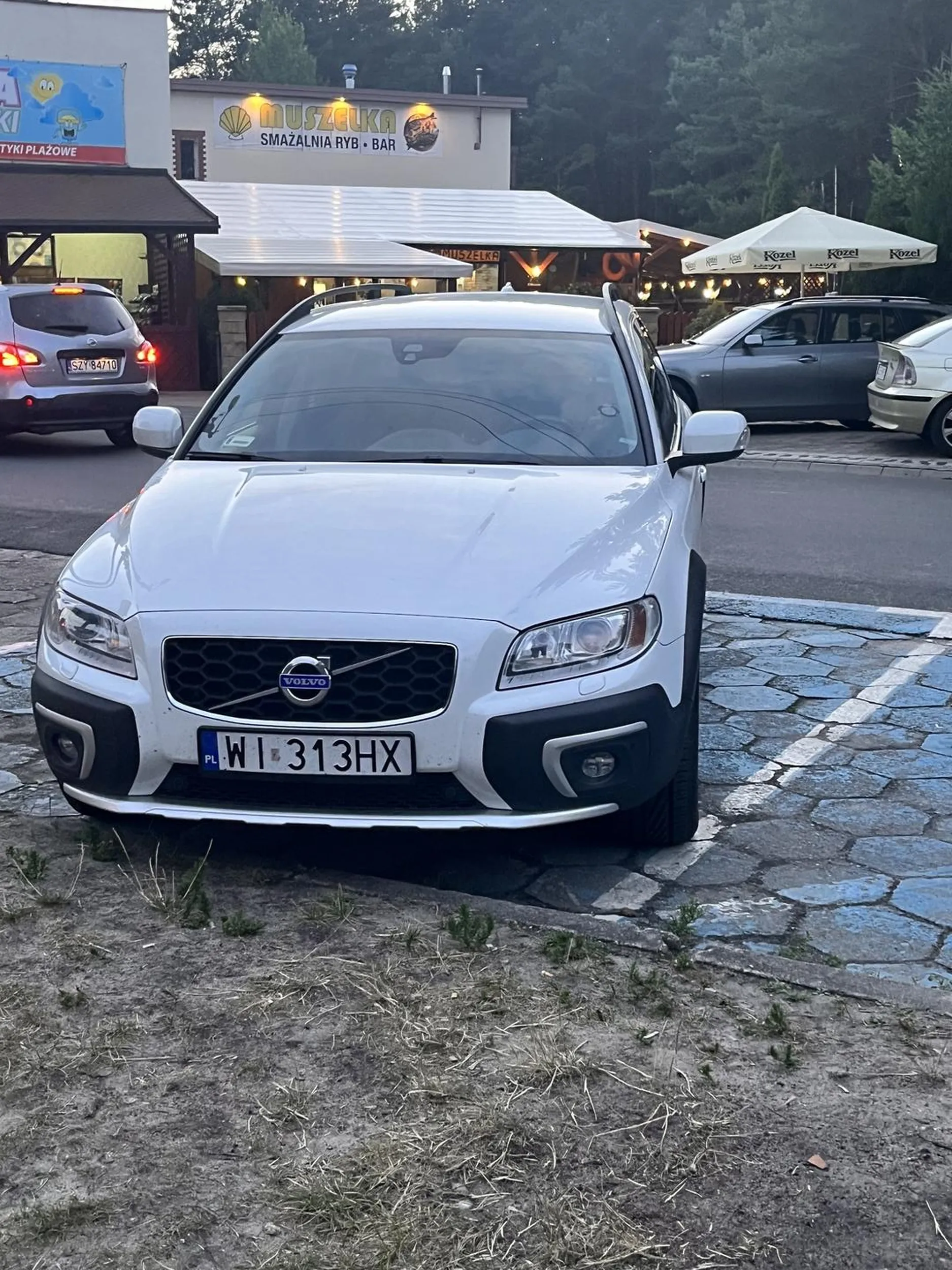 Staje na miejscu dla niepełnosprawnych bez plakietki