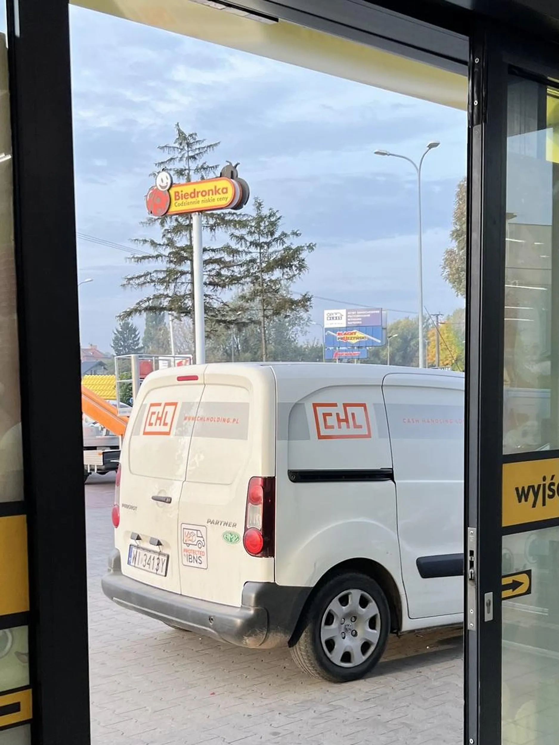 Ameba parkingowa, gdyby mogła wjechała by do sklepu.