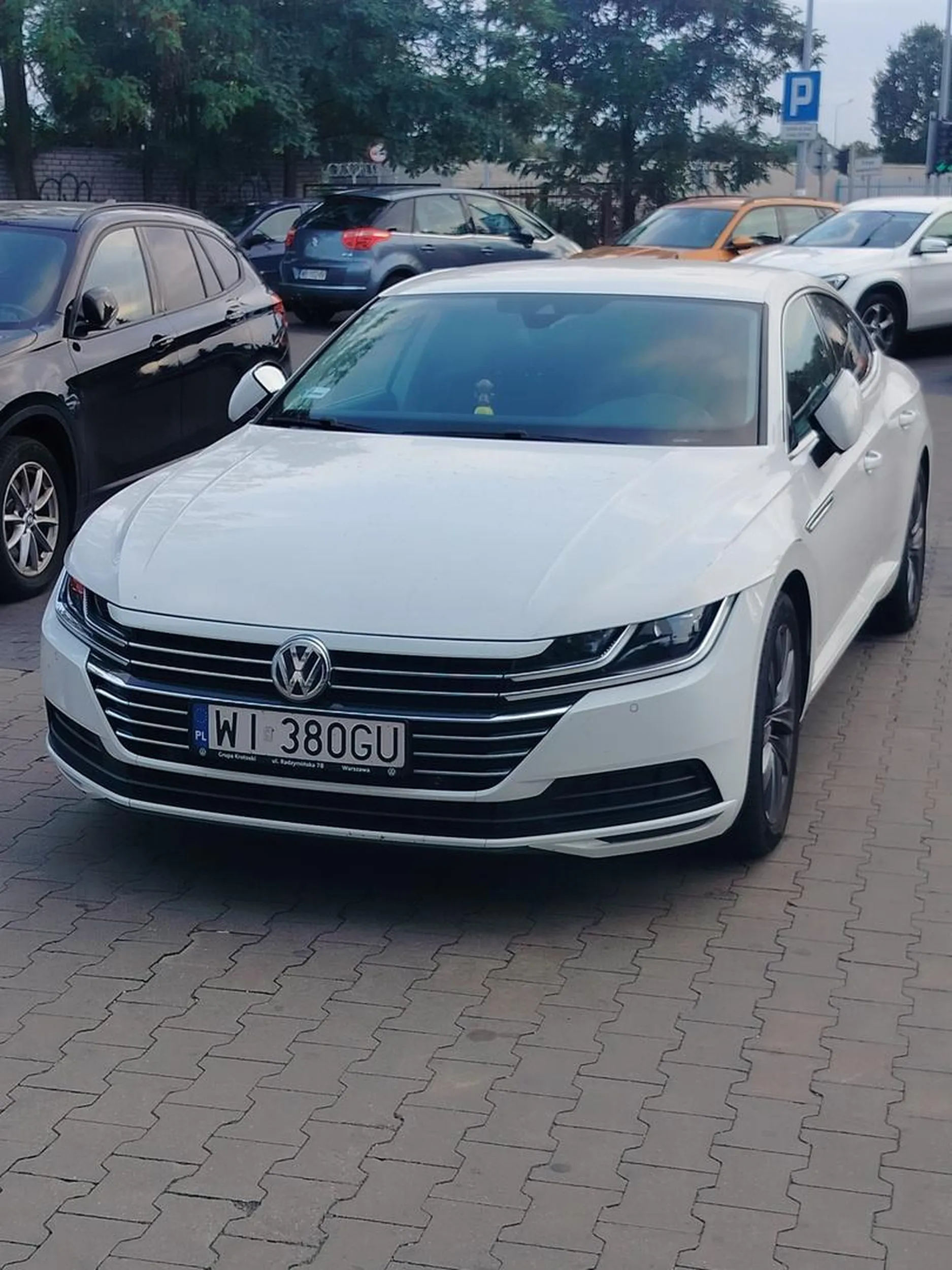 Nie ma to jak stanąć na połowie przejazdu pod Lidlem. Ważne, żeby dupę bliżej wyjścia wysadzić. Pokraka.