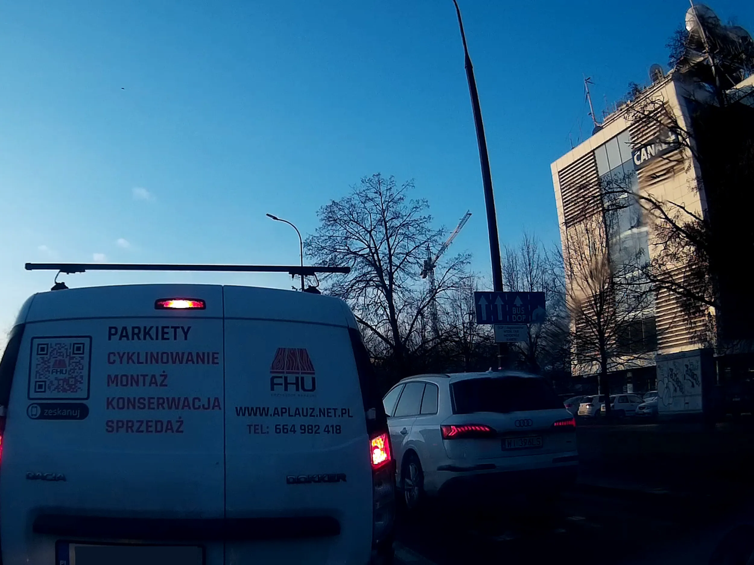 Fiut jeździ po buspasie i omija korek