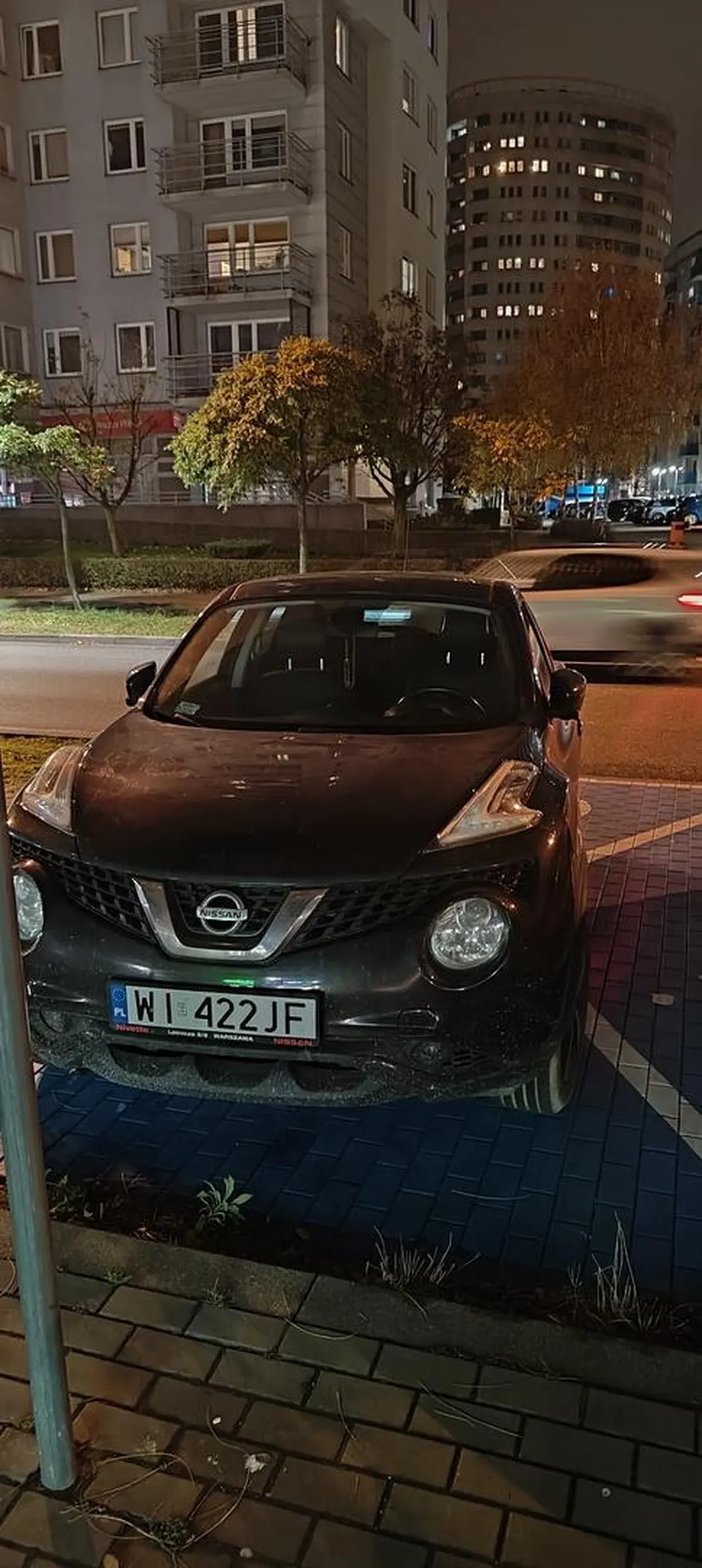 Młoda, pełnosprawna pani. Parkuje na kopercie bo nie chce się iść daleko do żabki.