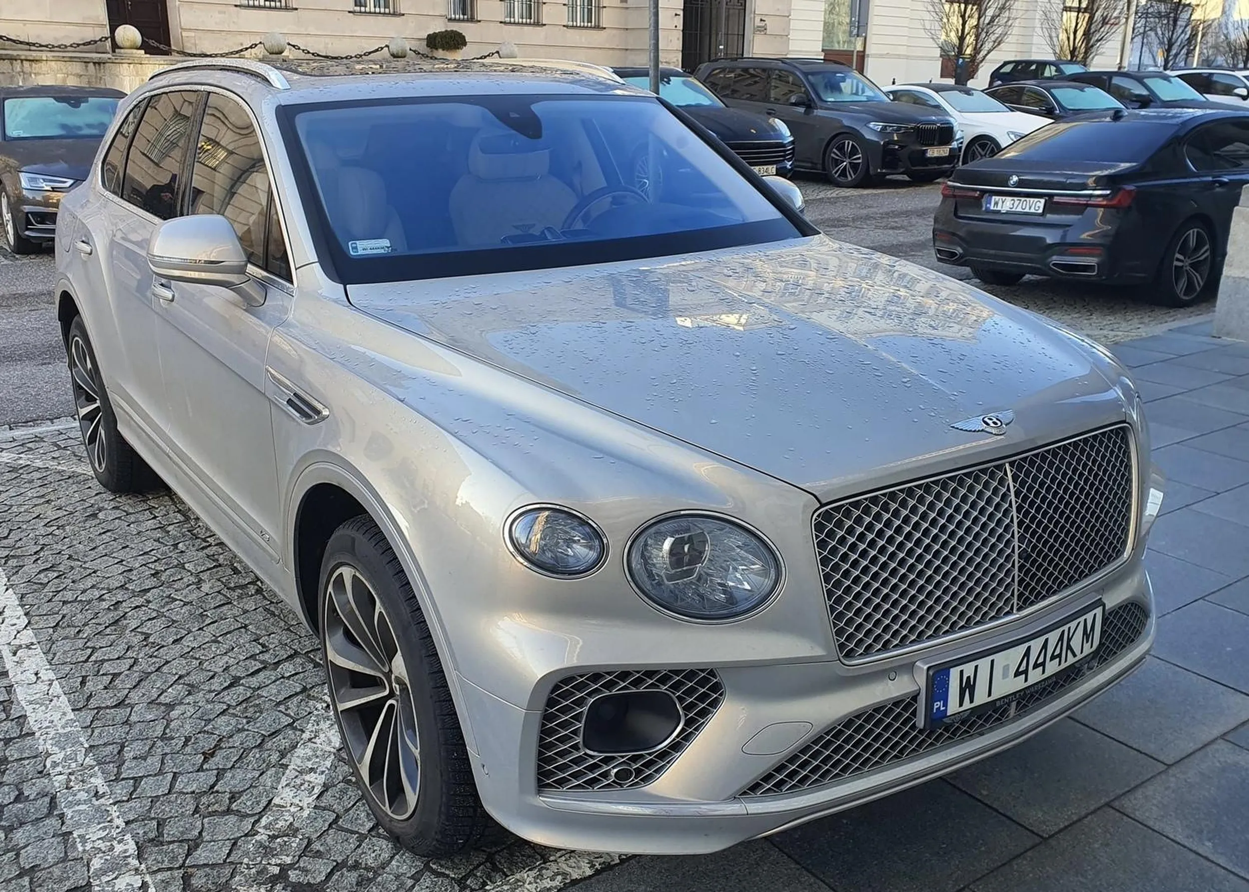 Zjeb pędzi grubo ponad 100km/h wyprzedzając autobus oraz samochód na przejściu dla pieszych koło szkoły podstawowej. Przejęcie dla pieszych znajduje się bezpośrednio przed początkiem autobusu co całkowicie zasłania widoczność przejścia.