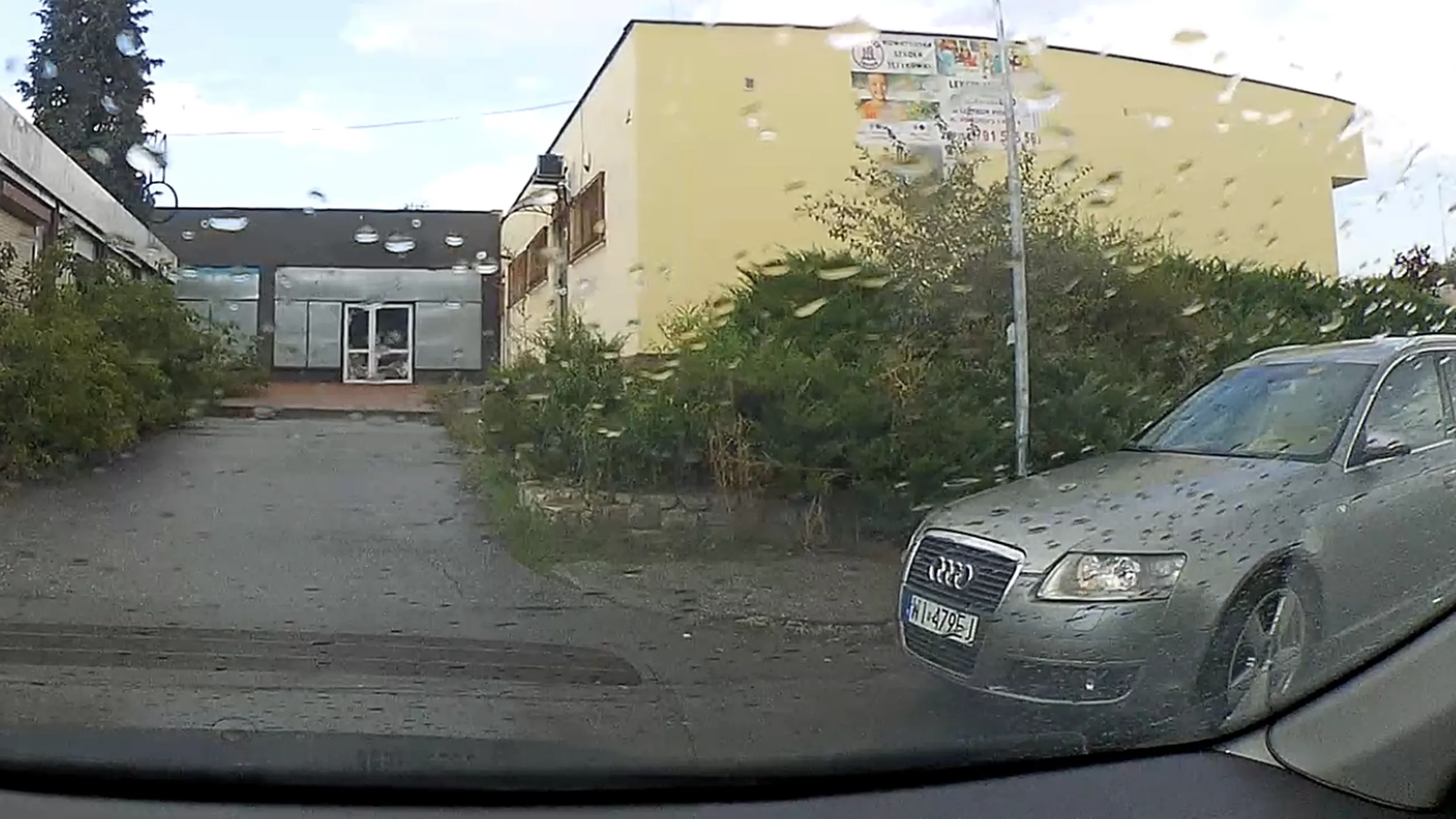 Kierowco, nie przewozimy dzieci na kolanach za kierownicą.